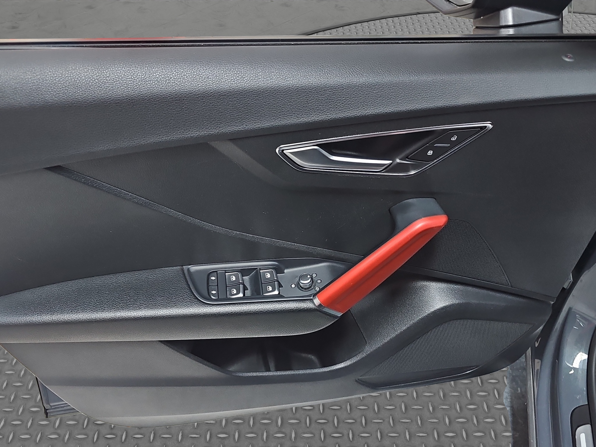 
								Audi Q2 AUTO/FU.LL full									