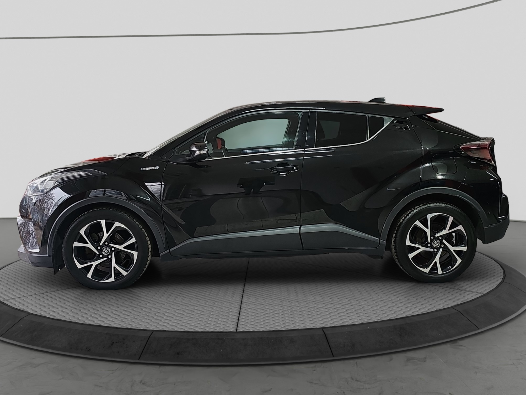 
								Toyota C-HR full									