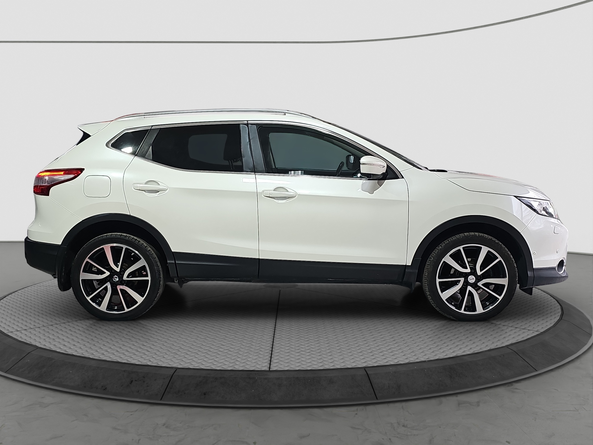 
								Nissan Qashqai TEKNA/T0P full									