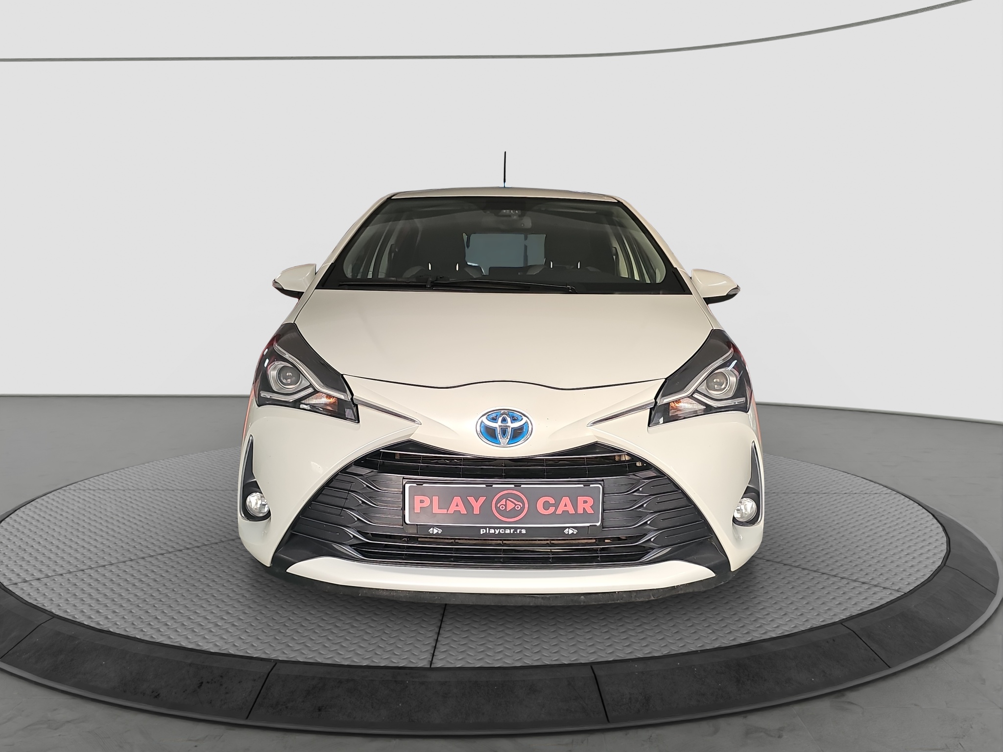
								Toyota Yaris HIBRID full									