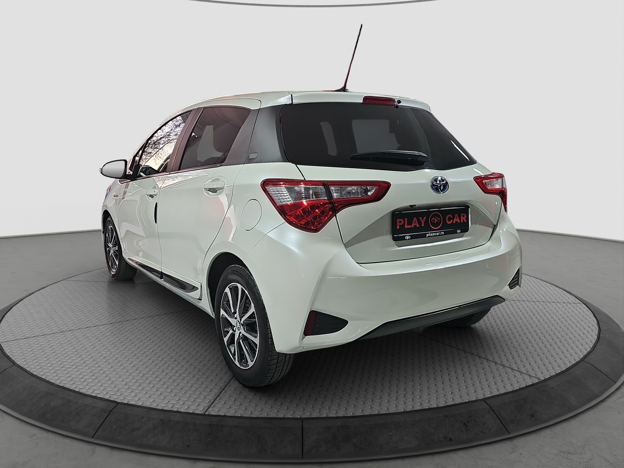 
								Toyota Yaris HIBRID full									