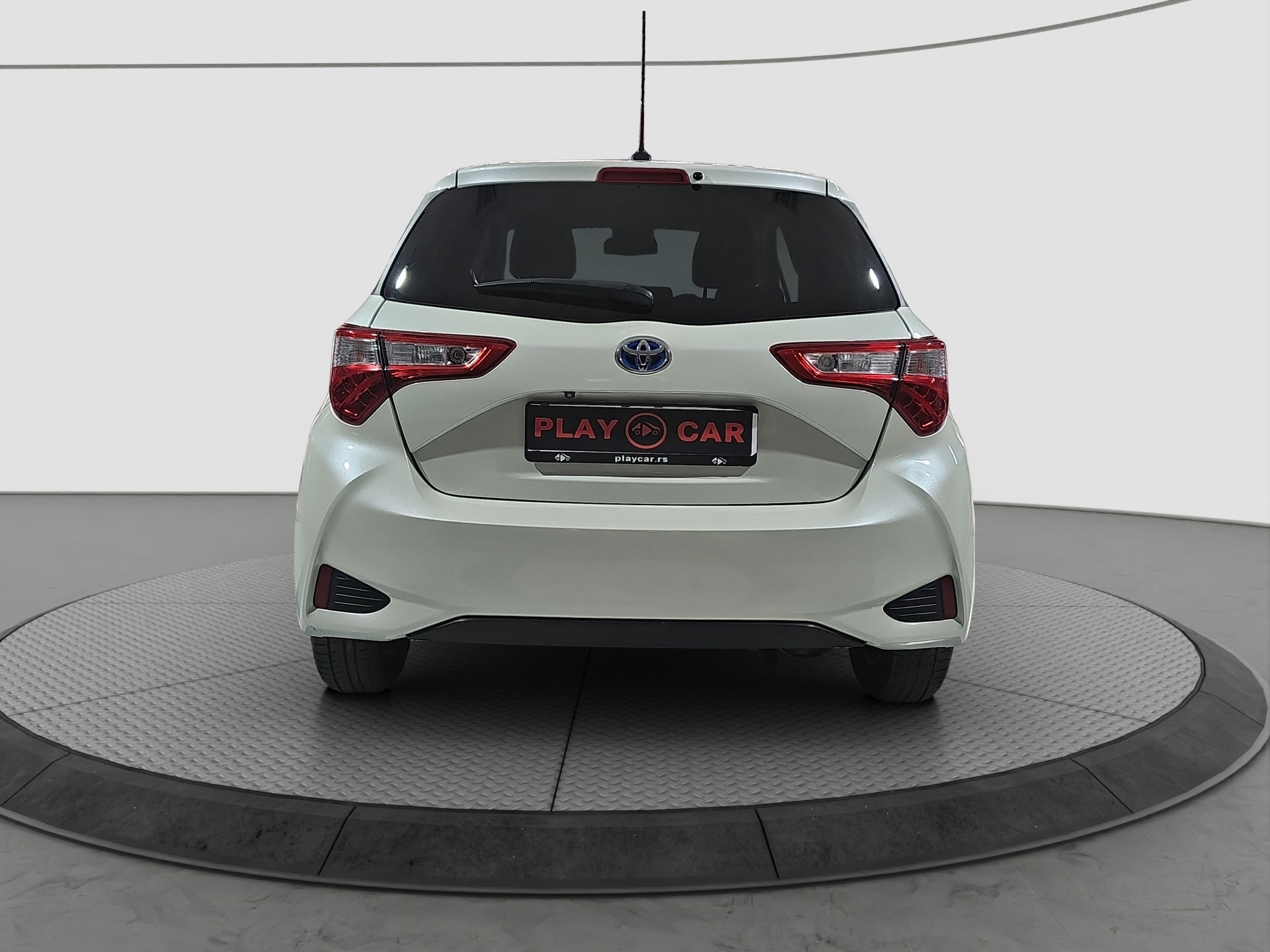 
								Toyota Yaris HIBRID full									