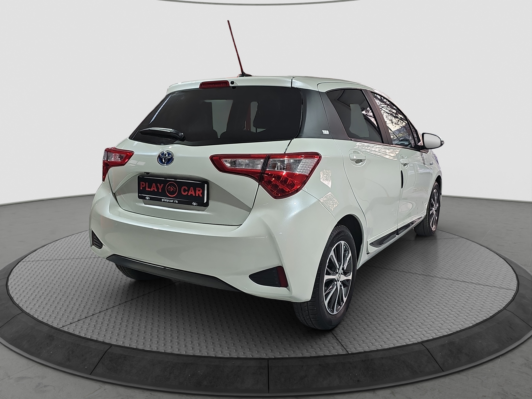 
								Toyota Yaris HIBRID full									