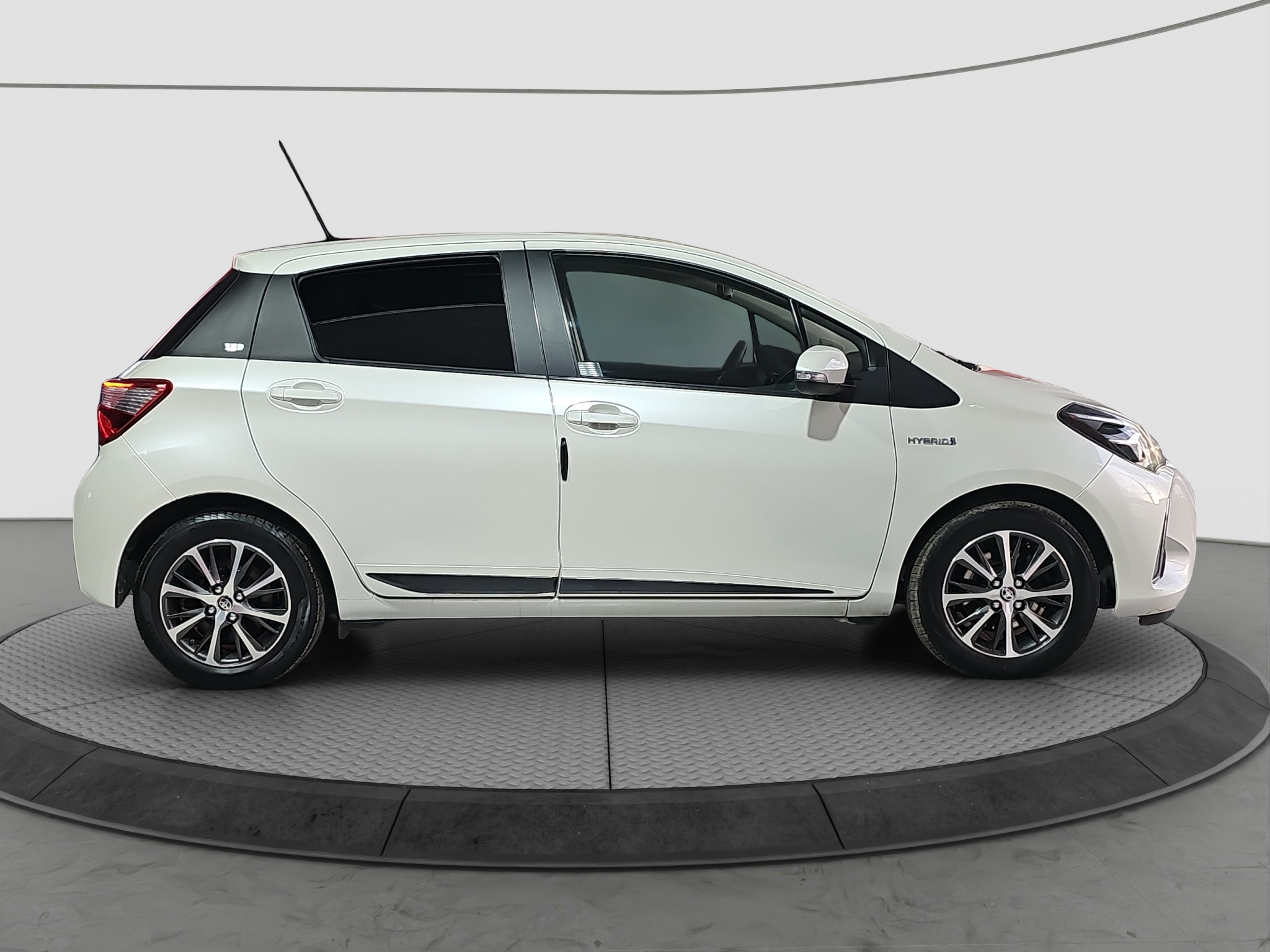 
								Toyota Yaris HIBRID full									