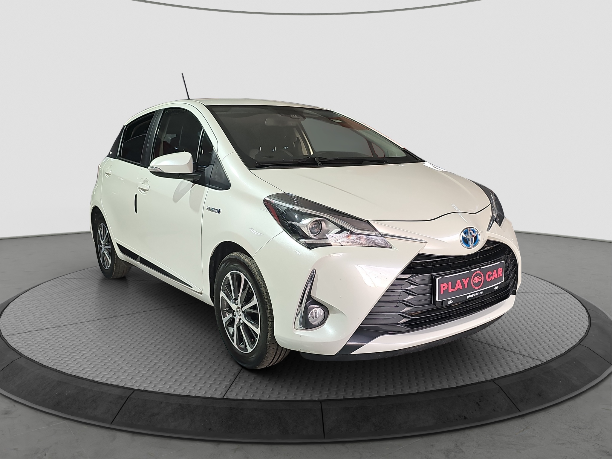 
								Toyota Yaris HIBRID full									