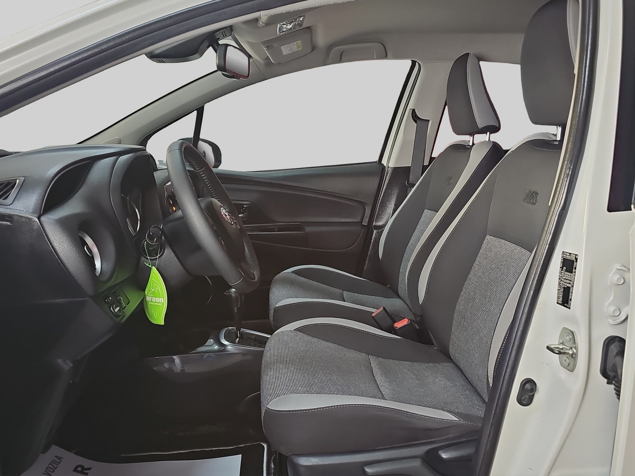 
								Toyota Yaris HIBRID full									