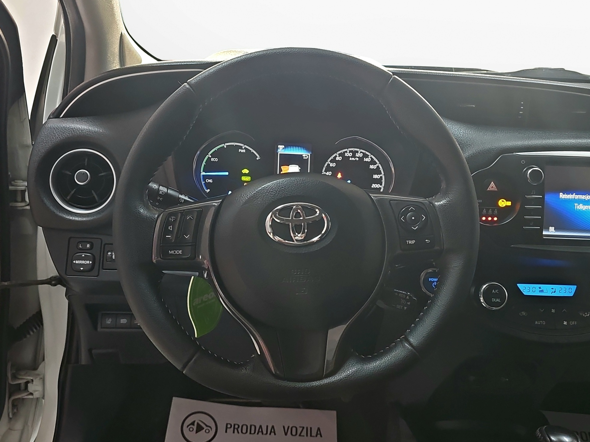 
								Toyota Yaris HIBRID full									