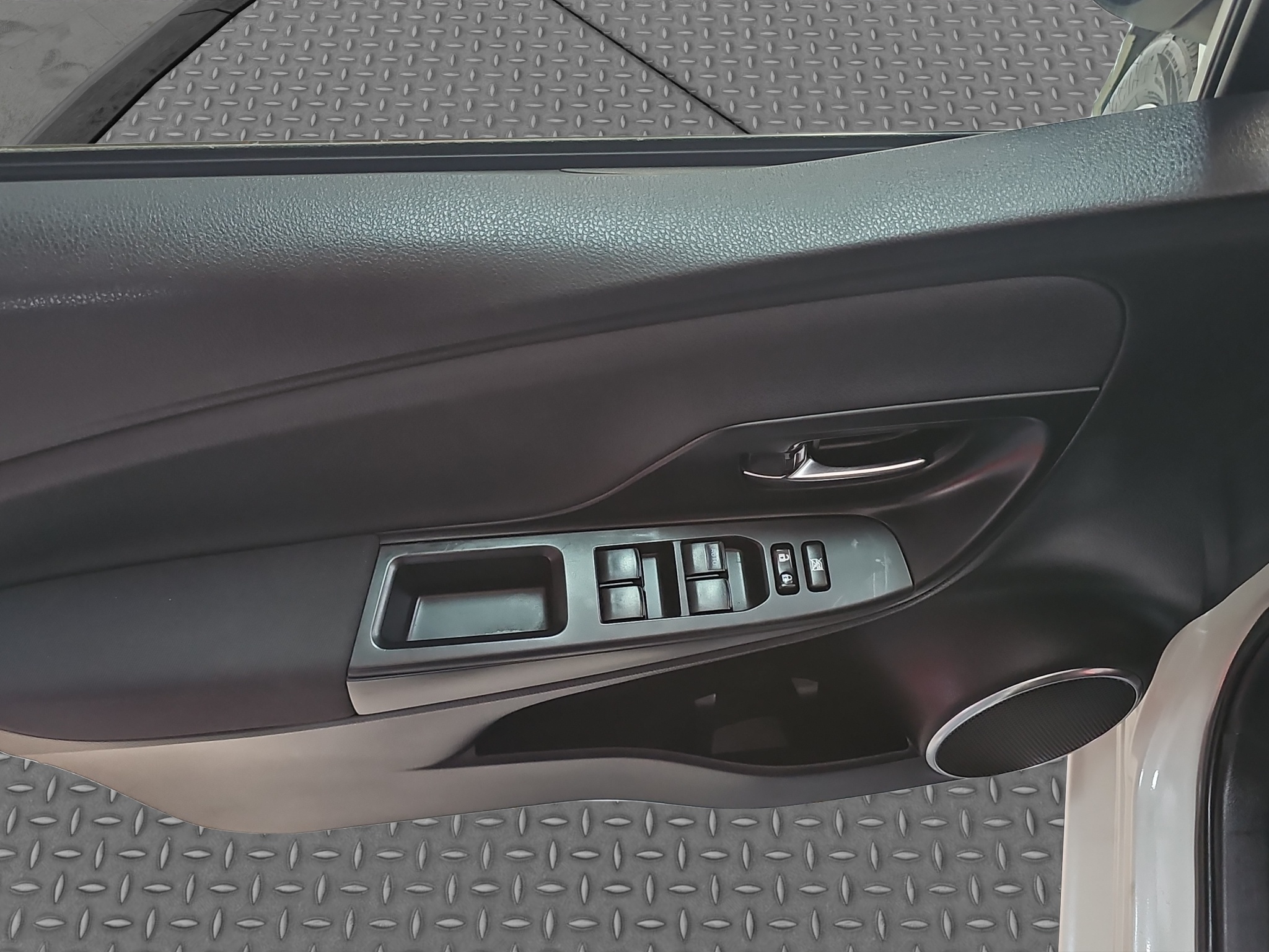 
								Toyota Yaris HIBRID full									