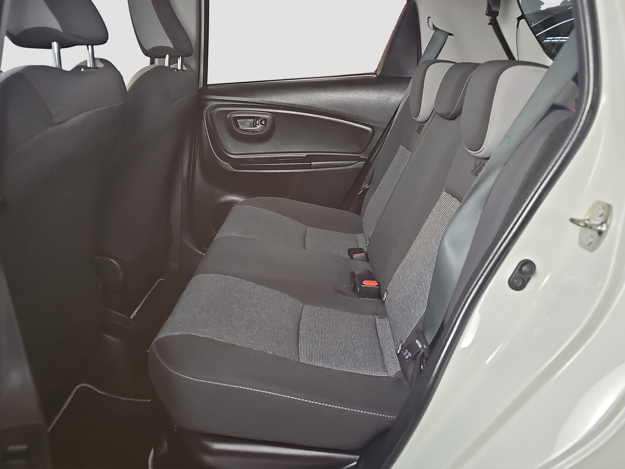 
								Toyota Yaris HIBRID full									