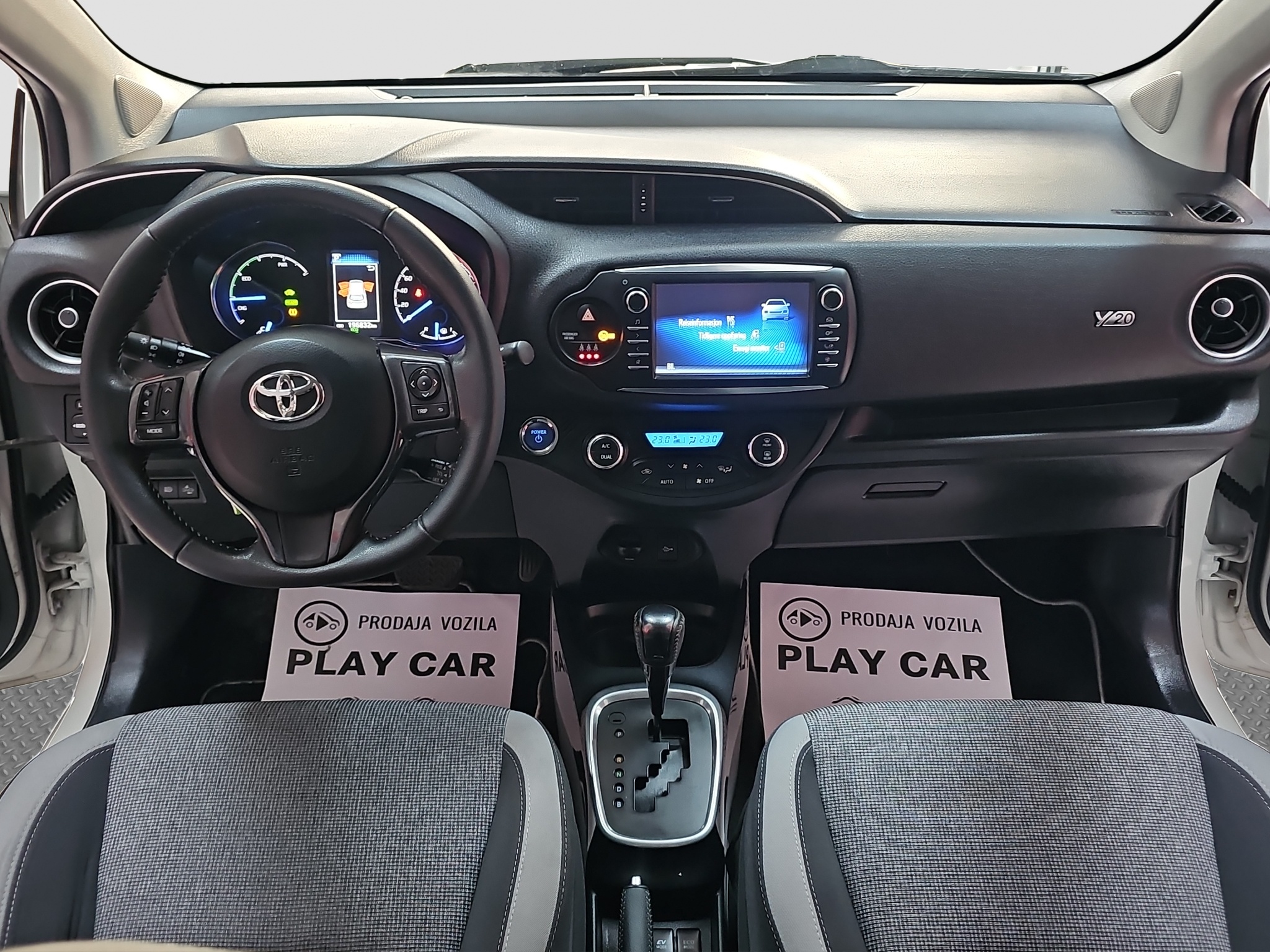 
								Toyota Yaris HIBRID full									