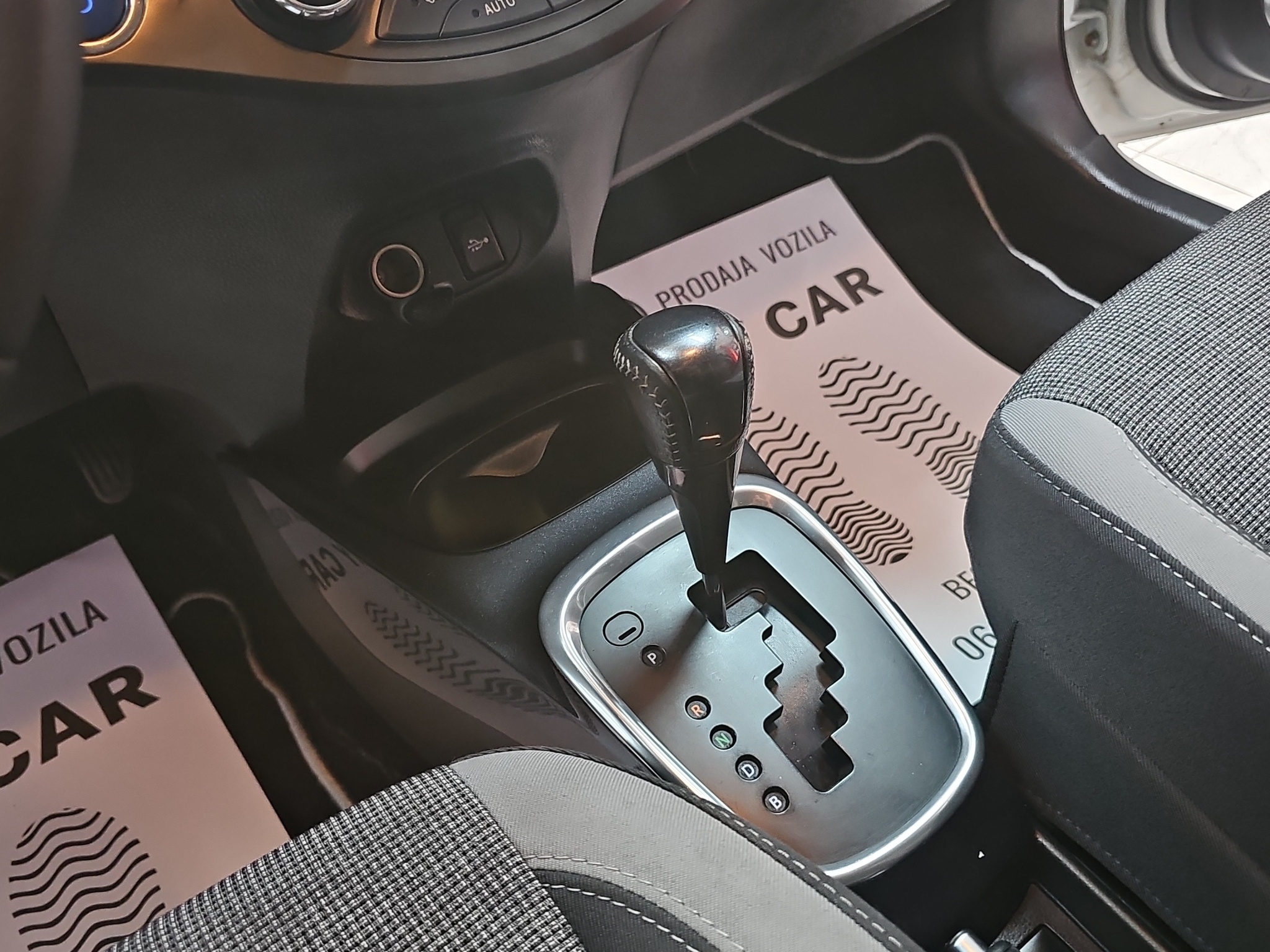 
								Toyota Yaris HIBRID full									