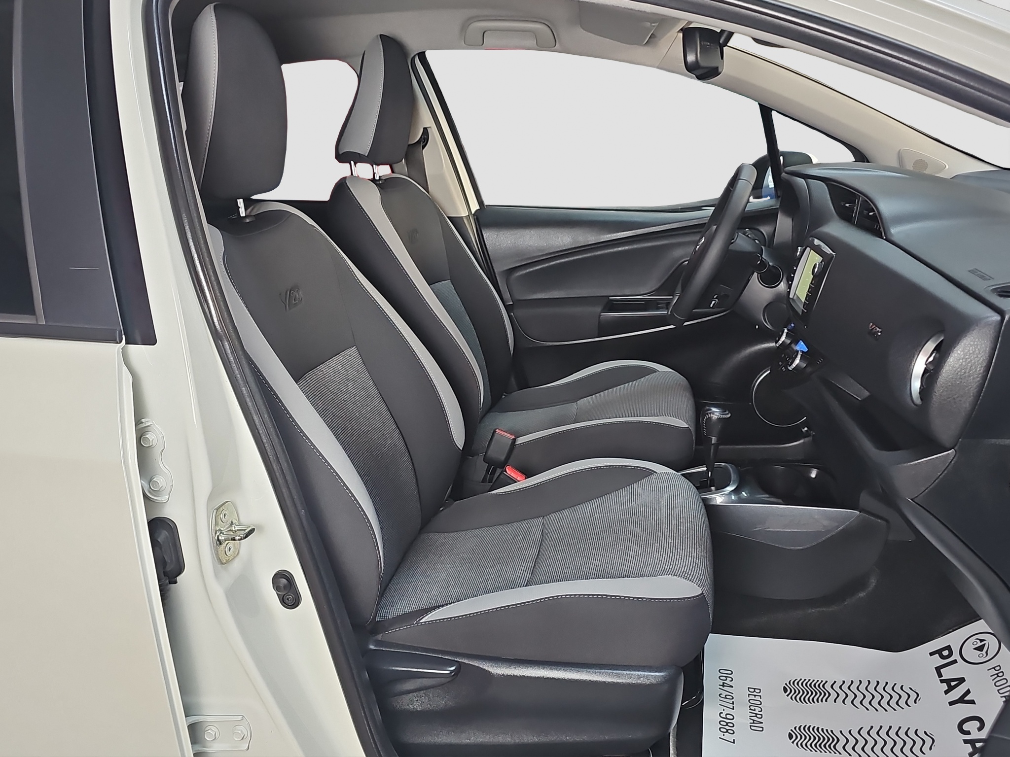 
								Toyota Yaris HIBRID full									