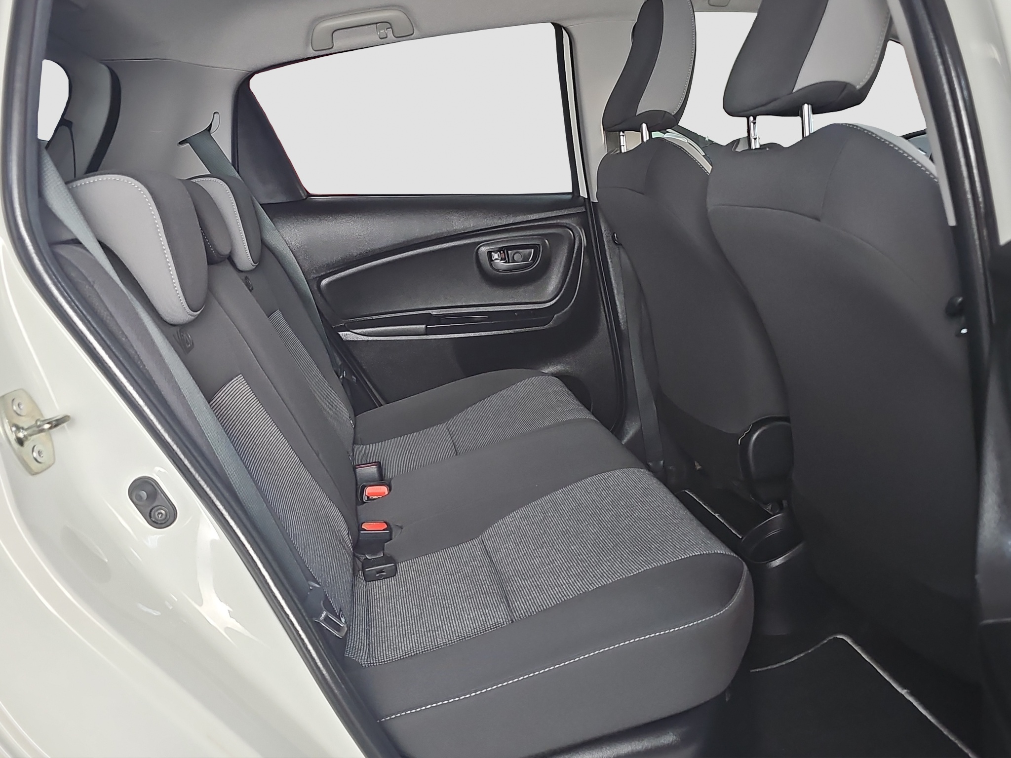 
								Toyota Yaris HIBRID full									