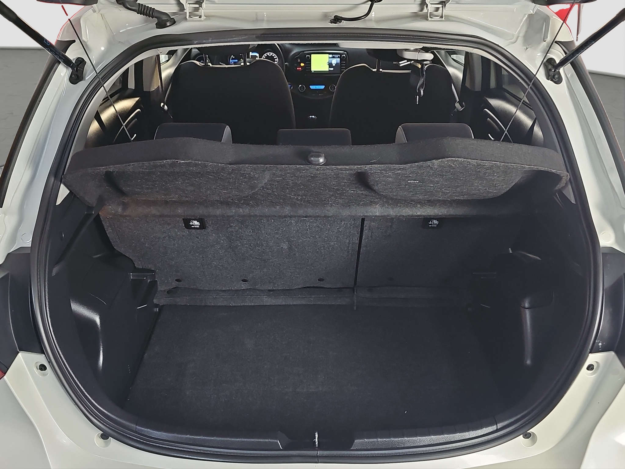 
								Toyota Yaris HIBRID full									