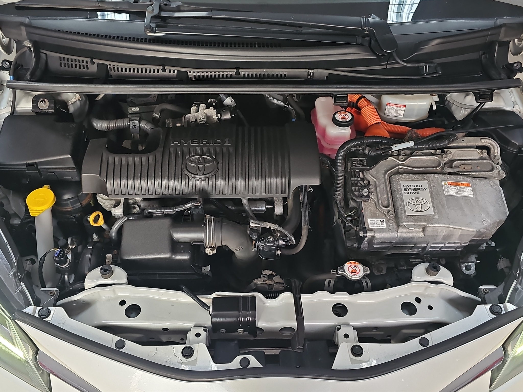 
								Toyota Yaris HIBRID full									