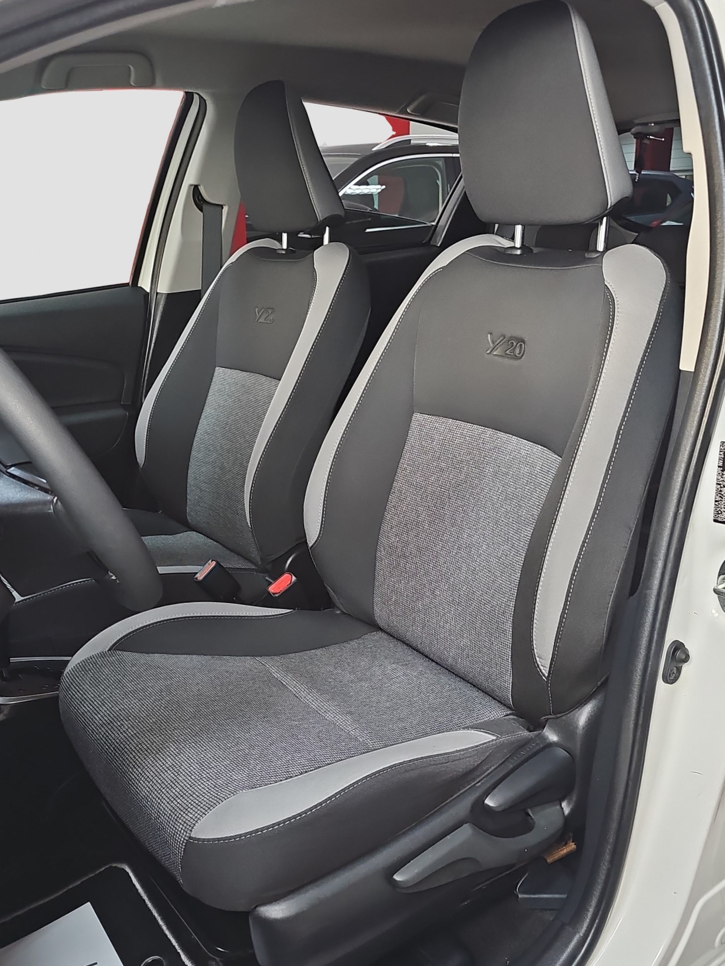 
								Toyota Yaris HIBRID full									