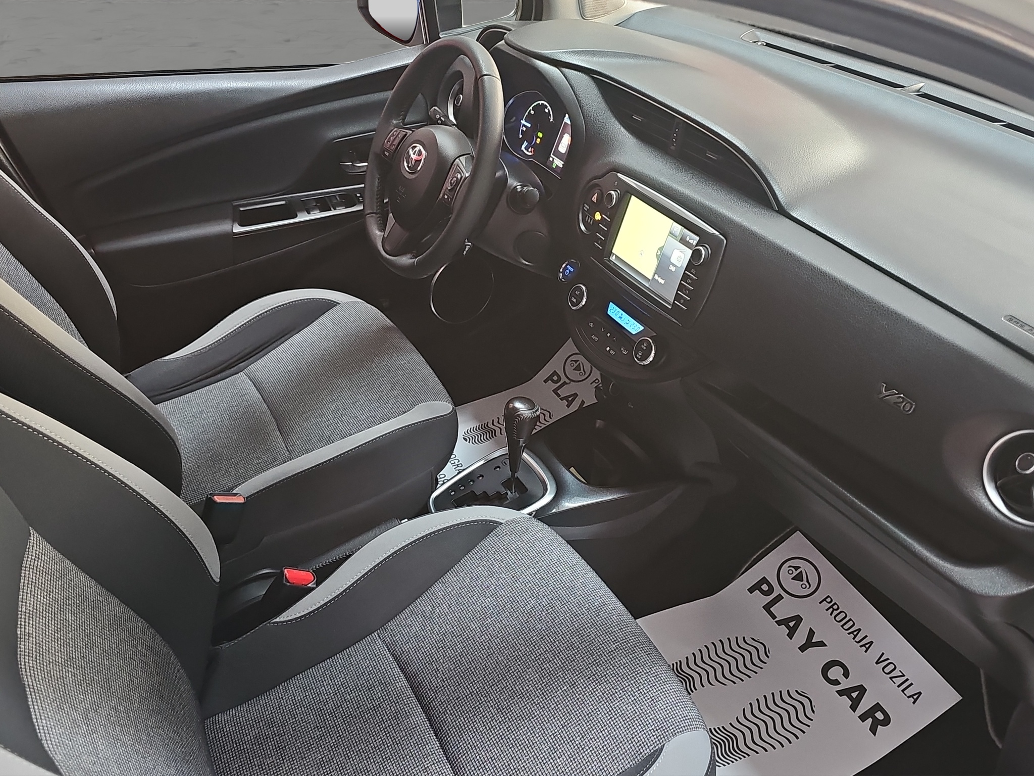 
								Toyota Yaris HIBRID full									