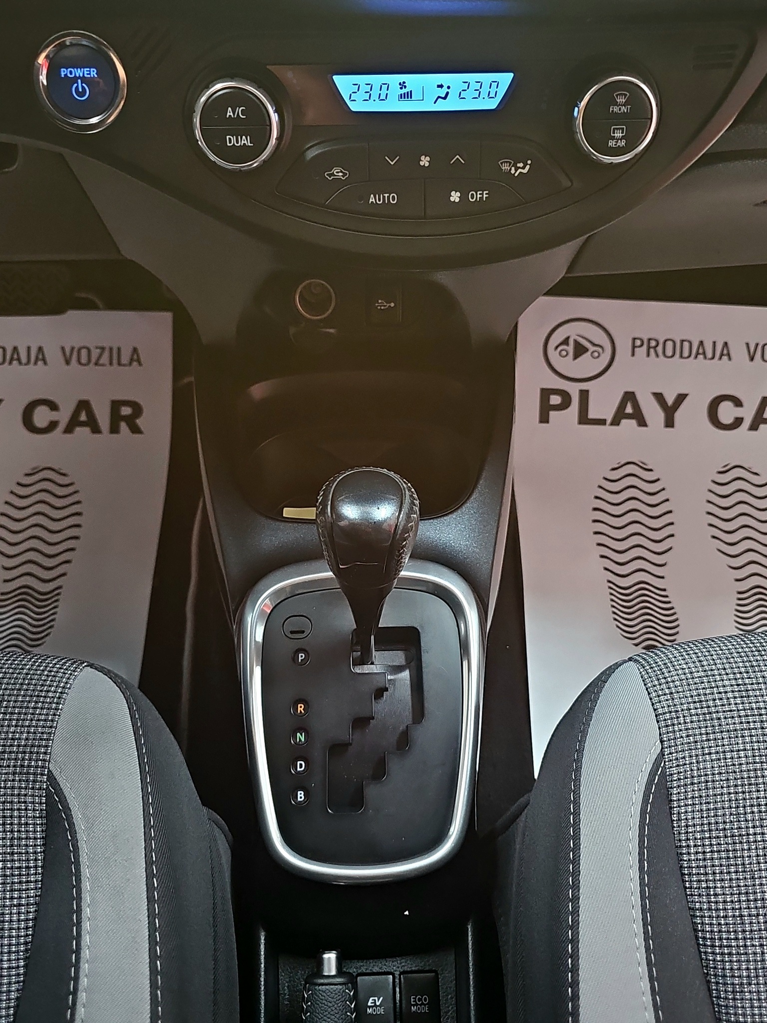 
								Toyota Yaris HIBRID full									