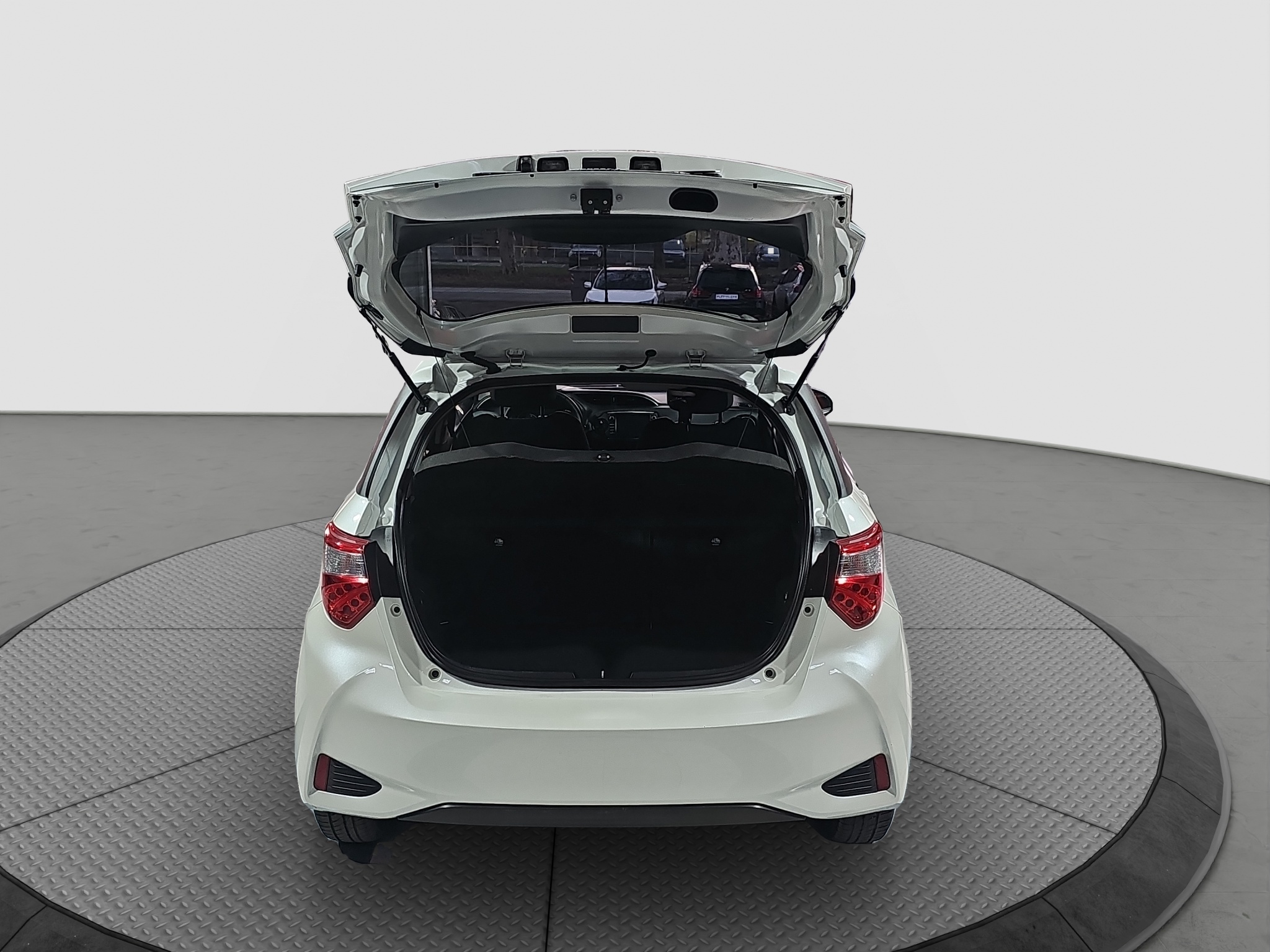 
								Toyota Yaris HIBRID full									