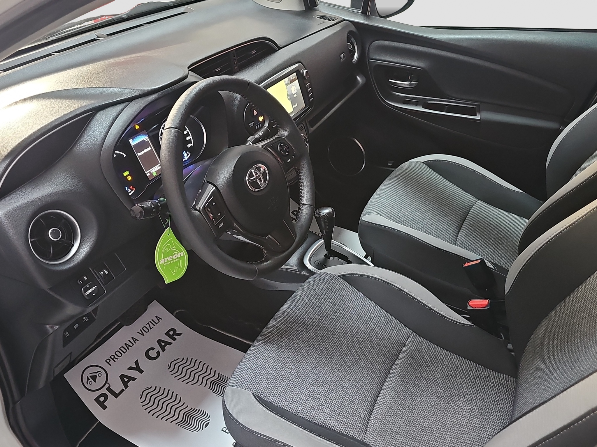 
								Toyota Yaris HIBRID full									