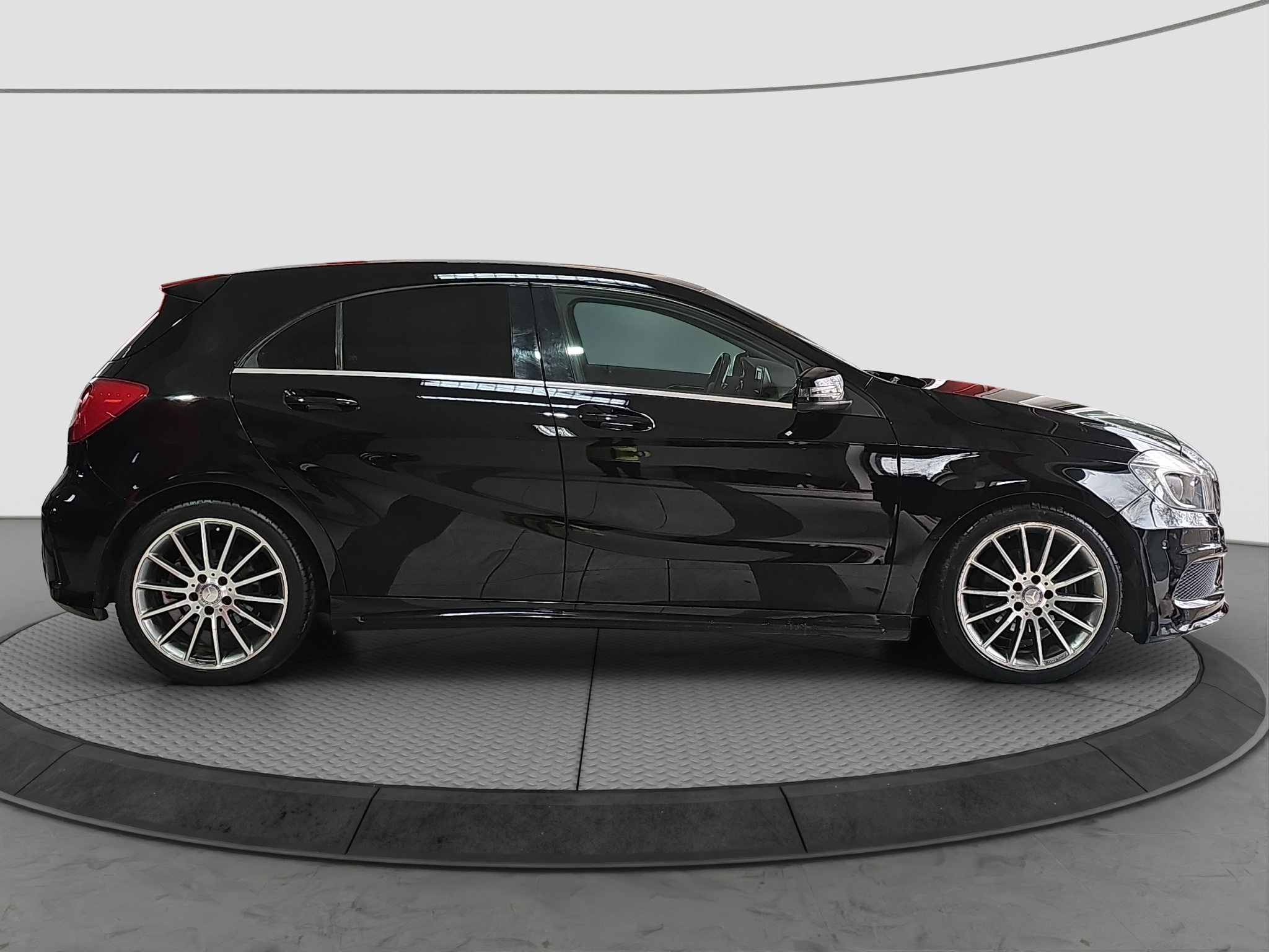 
								Mercedes Benz A 180 AMG/uradjen VELIKI full									