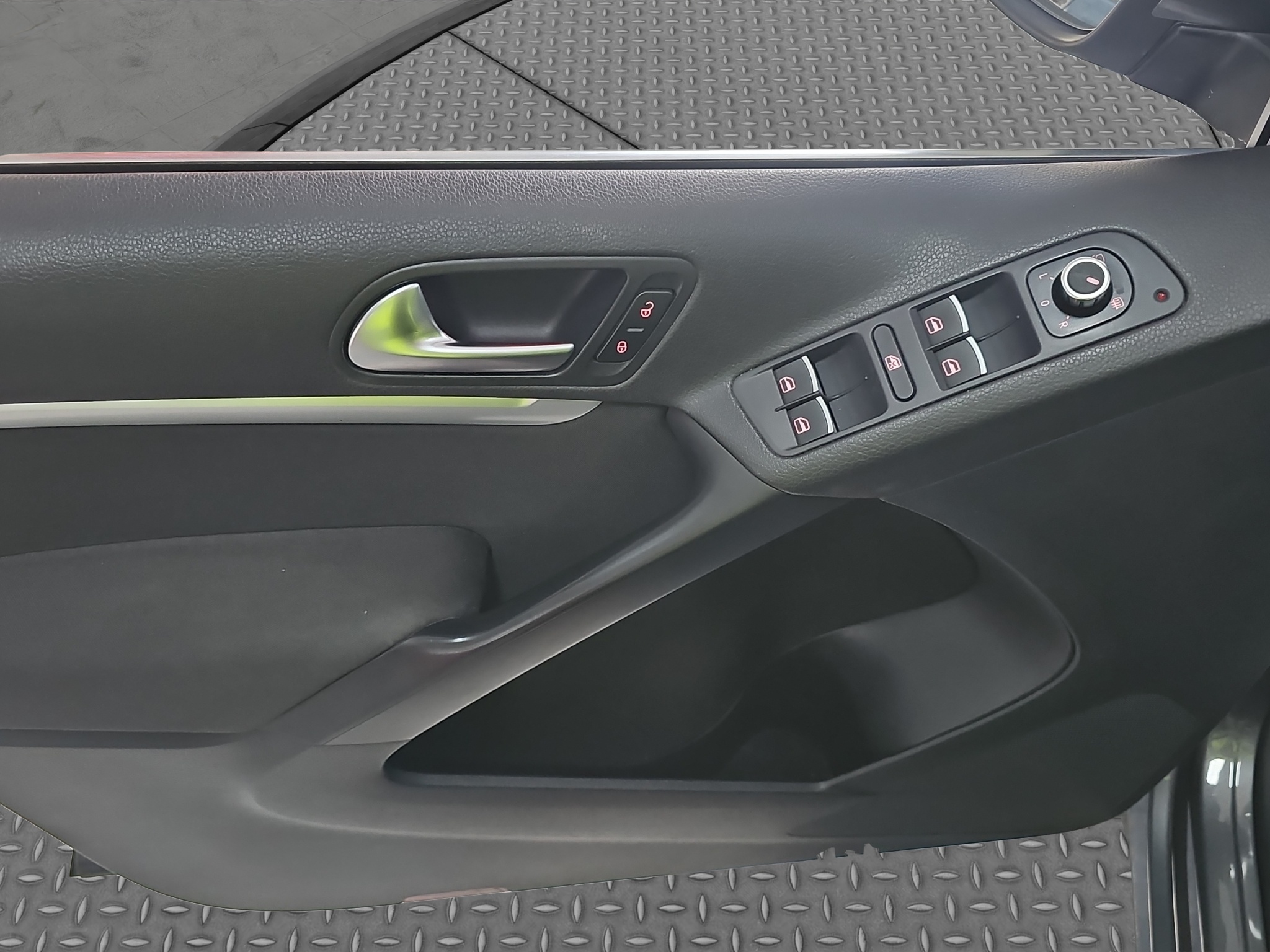 
								Volkswagen Tiguan 4Motion/AUTOM full									