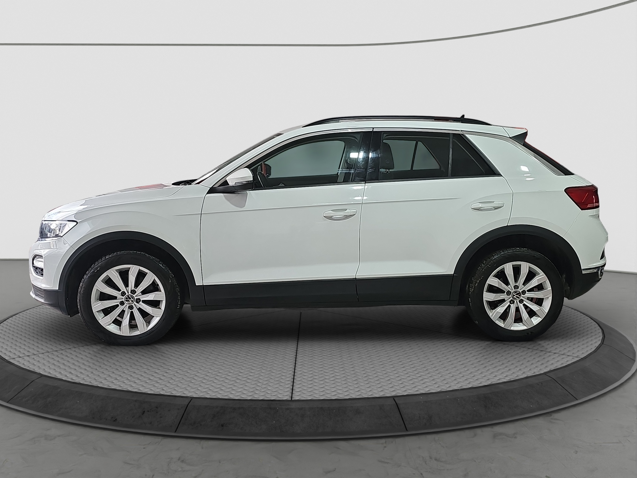 
								Volkswagen T-Roc AUTO/4X4/ODLIČAN full									