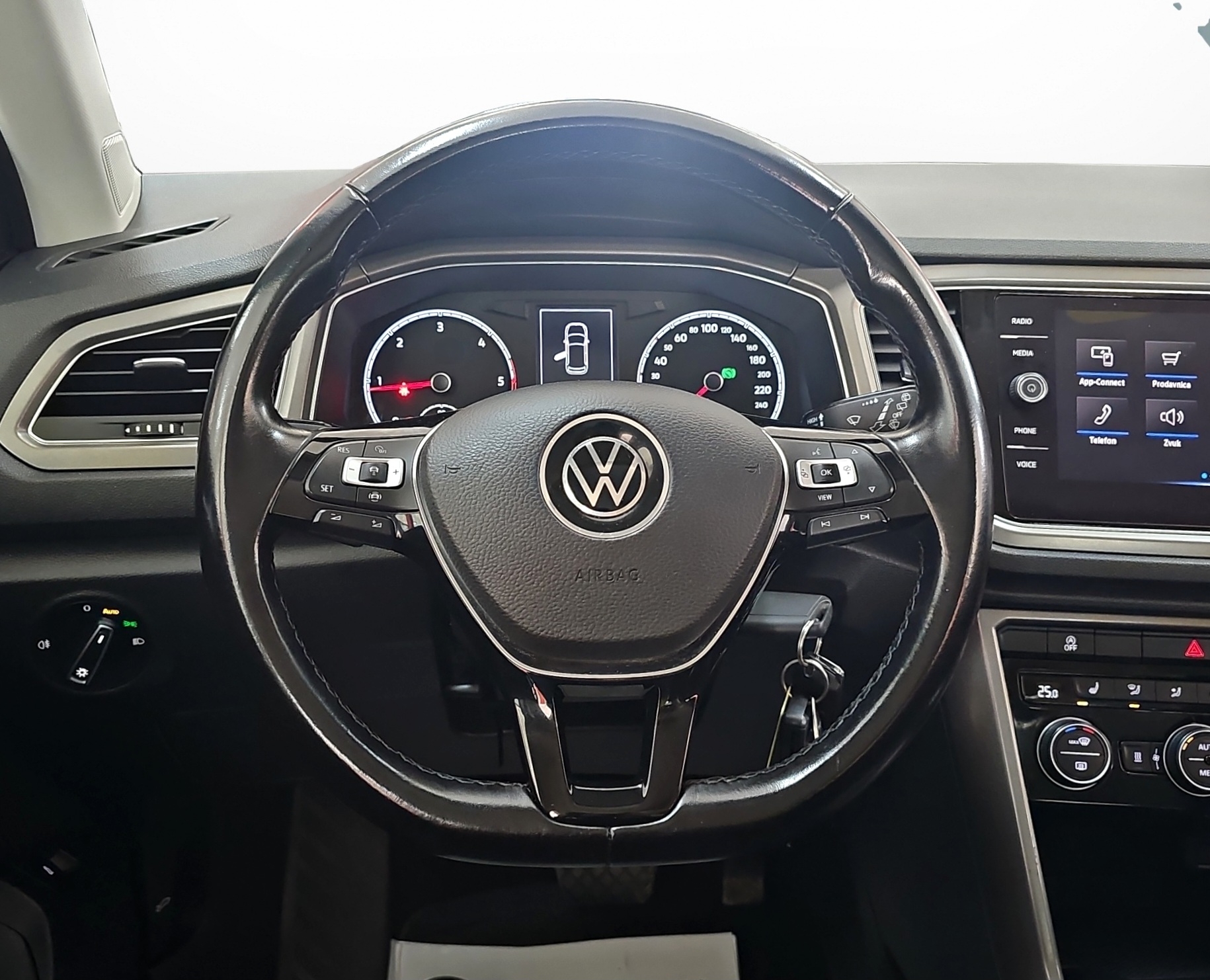 
								Volkswagen T-Roc AUTO/4X4/ODLIČAN full									