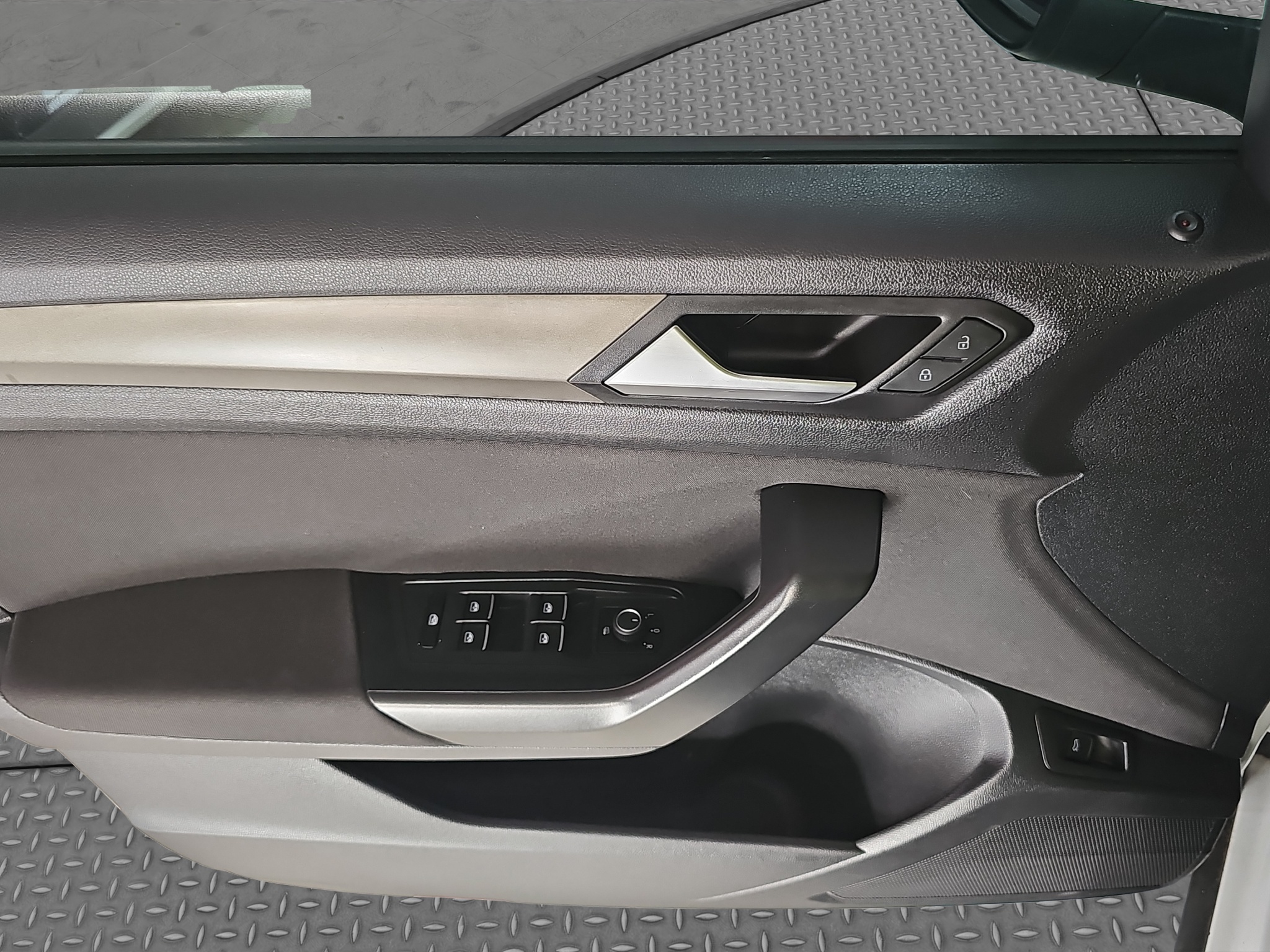 
								Volkswagen T-Roc AUTO/4X4/ODLIČAN full									