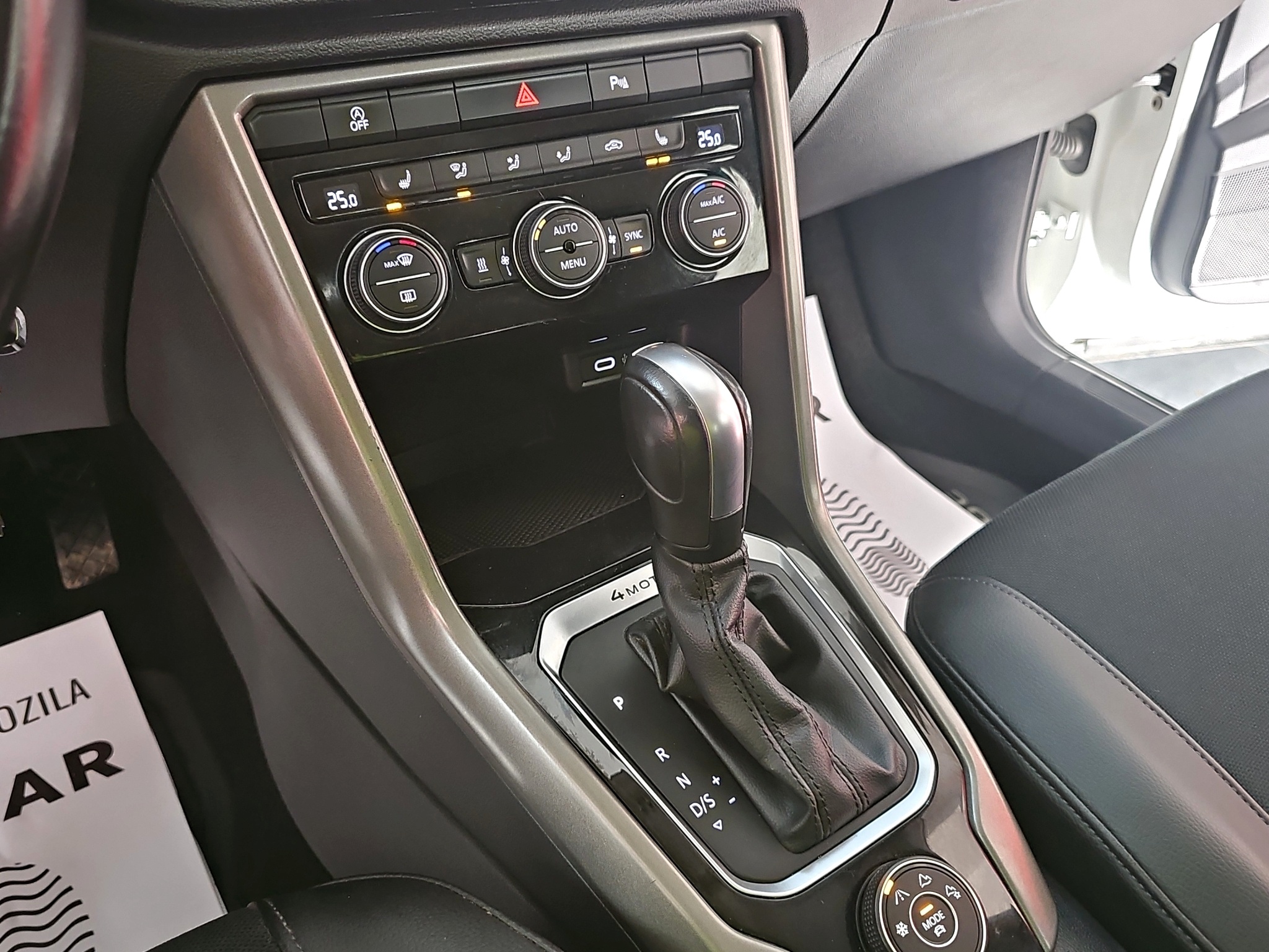 
								Volkswagen T-Roc AUTO/4X4/ODLIČAN full									