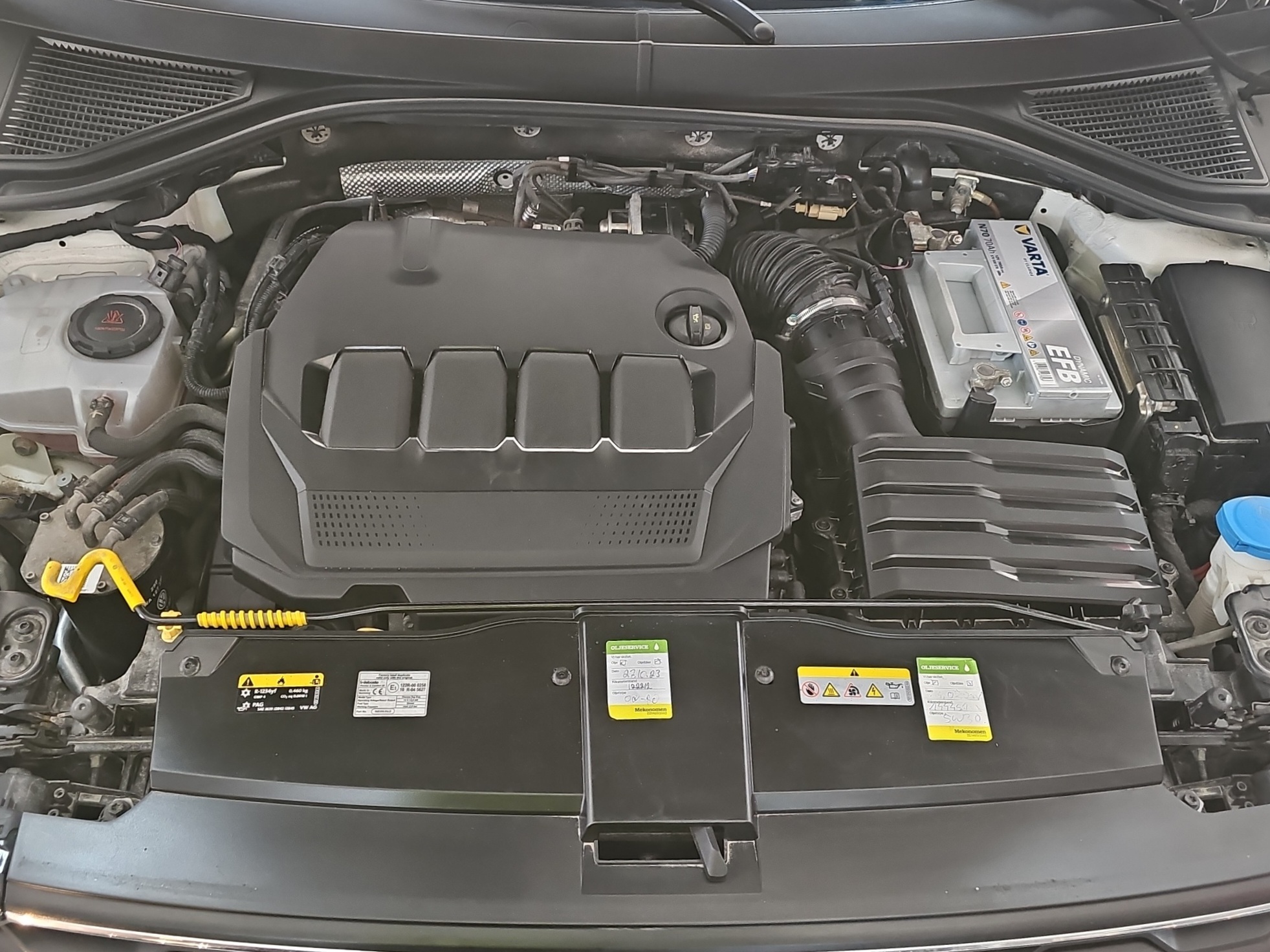 
								Volkswagen T-Roc AUTO/4X4/ODLIČAN full									