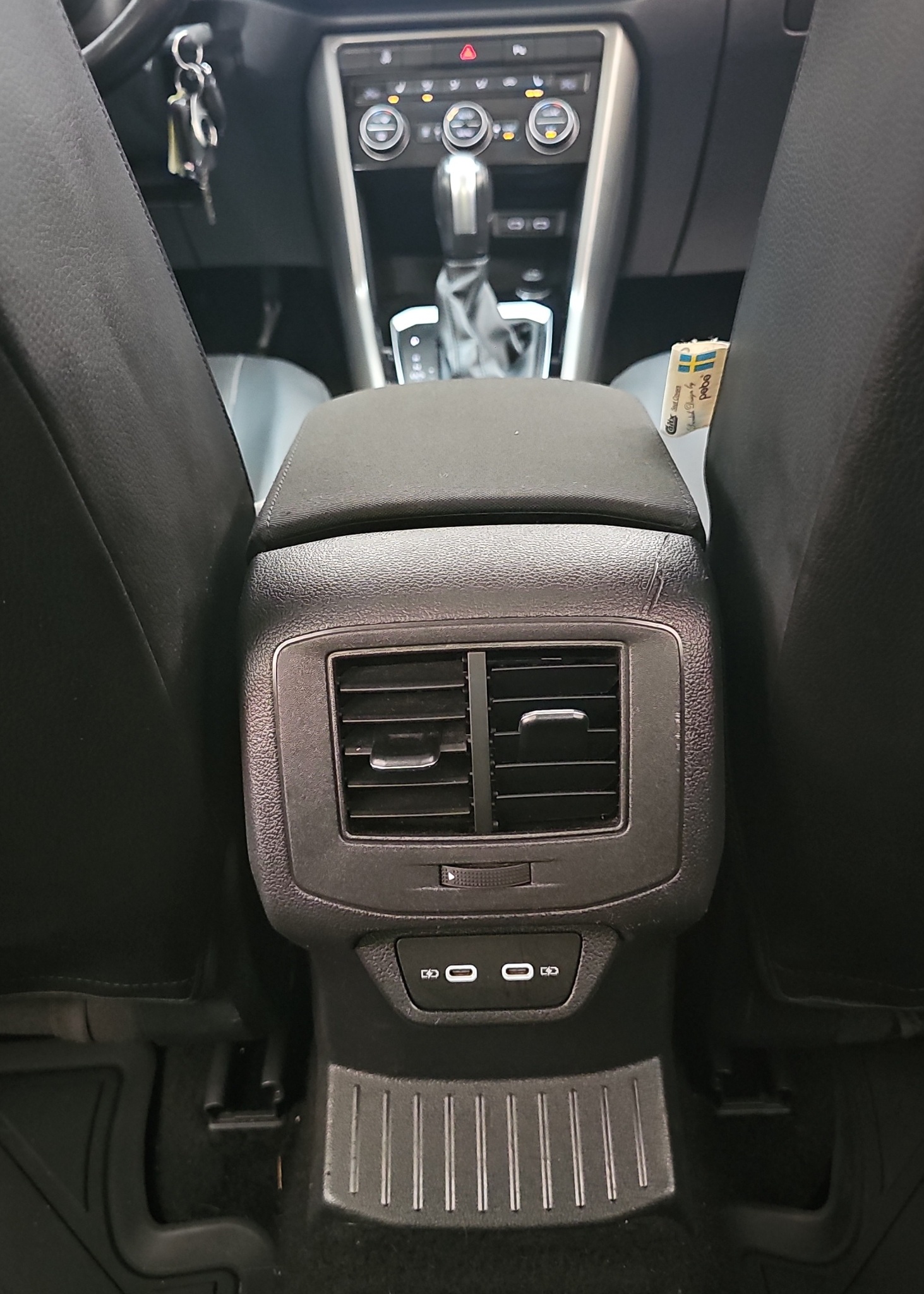 
								Volkswagen T-Roc AUTO/4X4/ODLIČAN full									