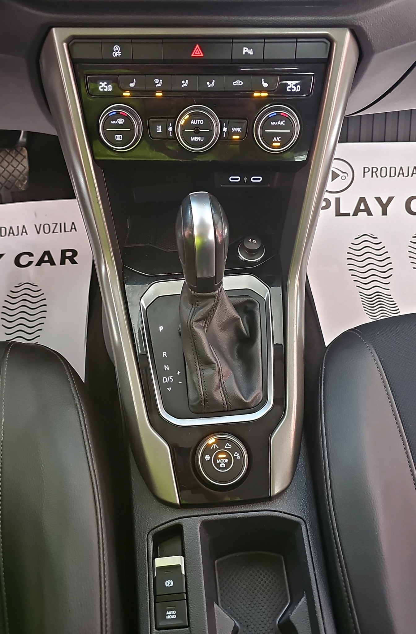 
								Volkswagen T-Roc AUTO/4X4/ODLIČAN full									