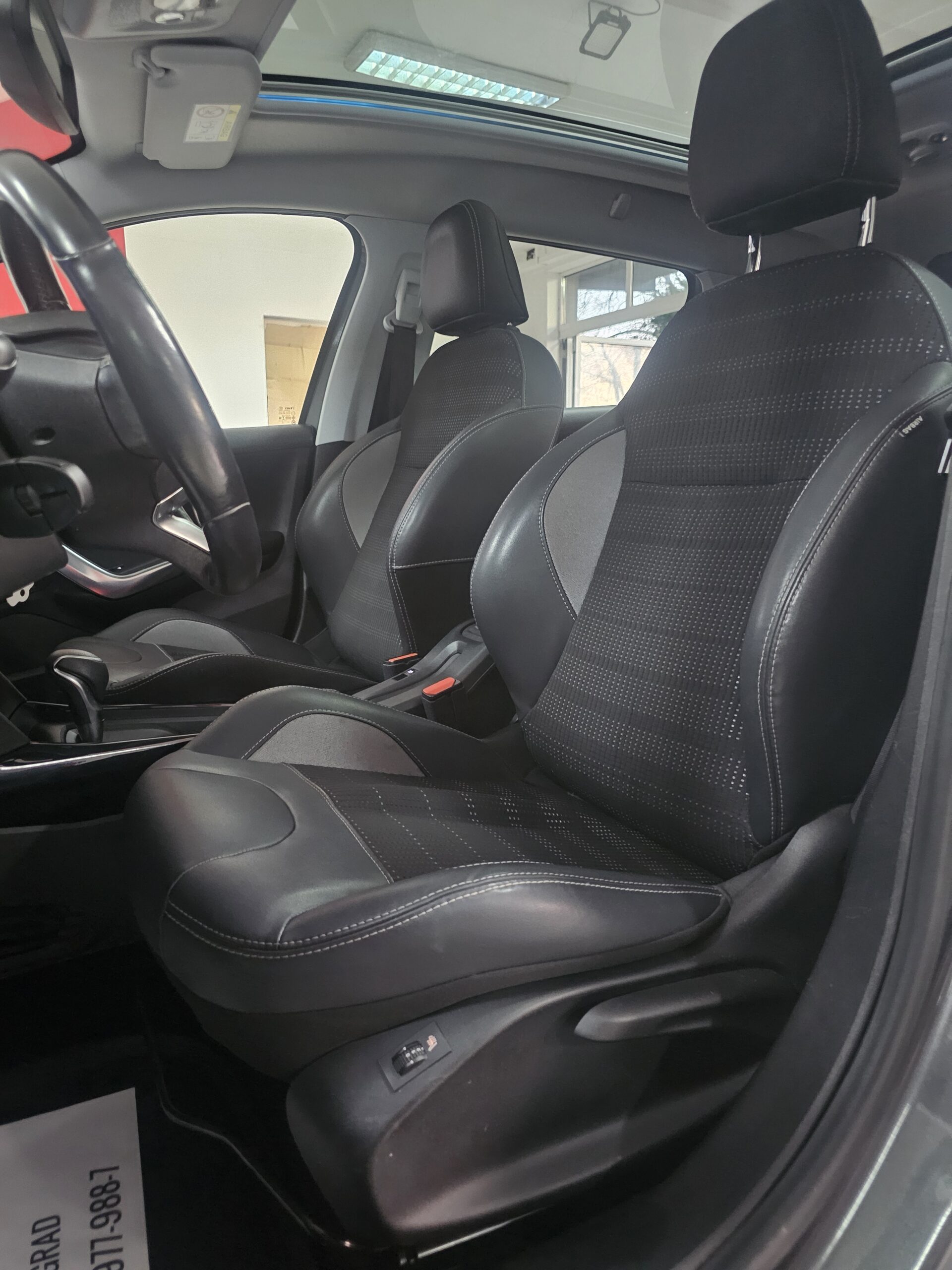 
								Peugeot 2008 AUTO/PANO full									