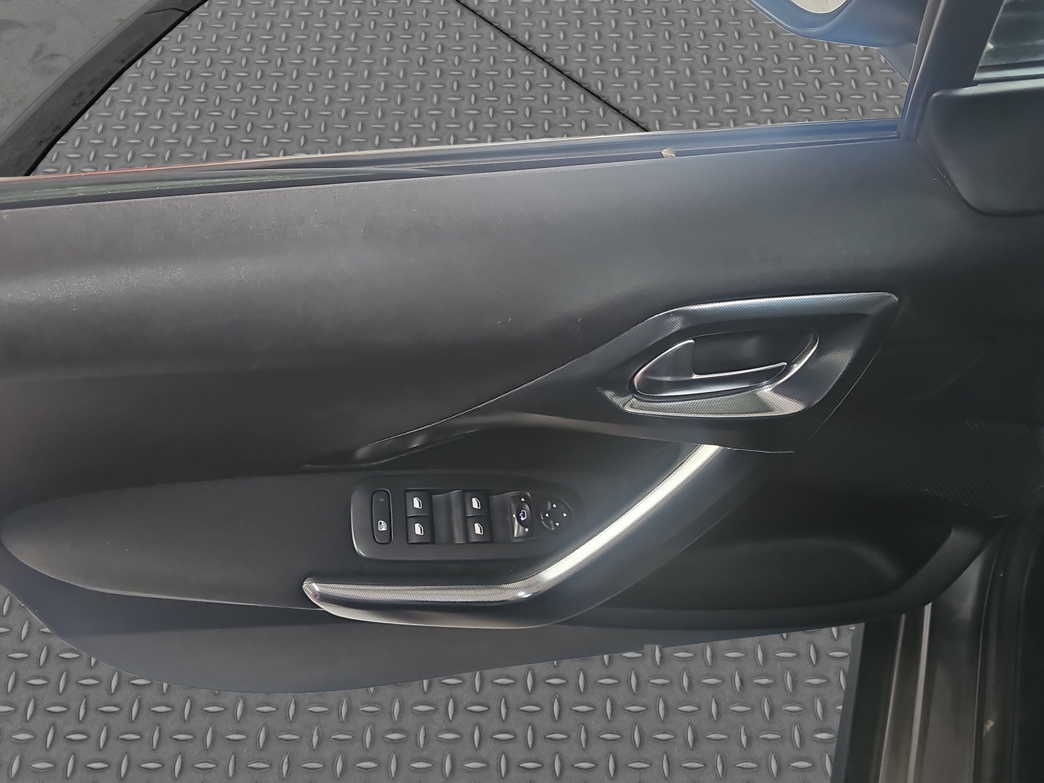 
								Peugeot 2008 AUTO/PANO full									