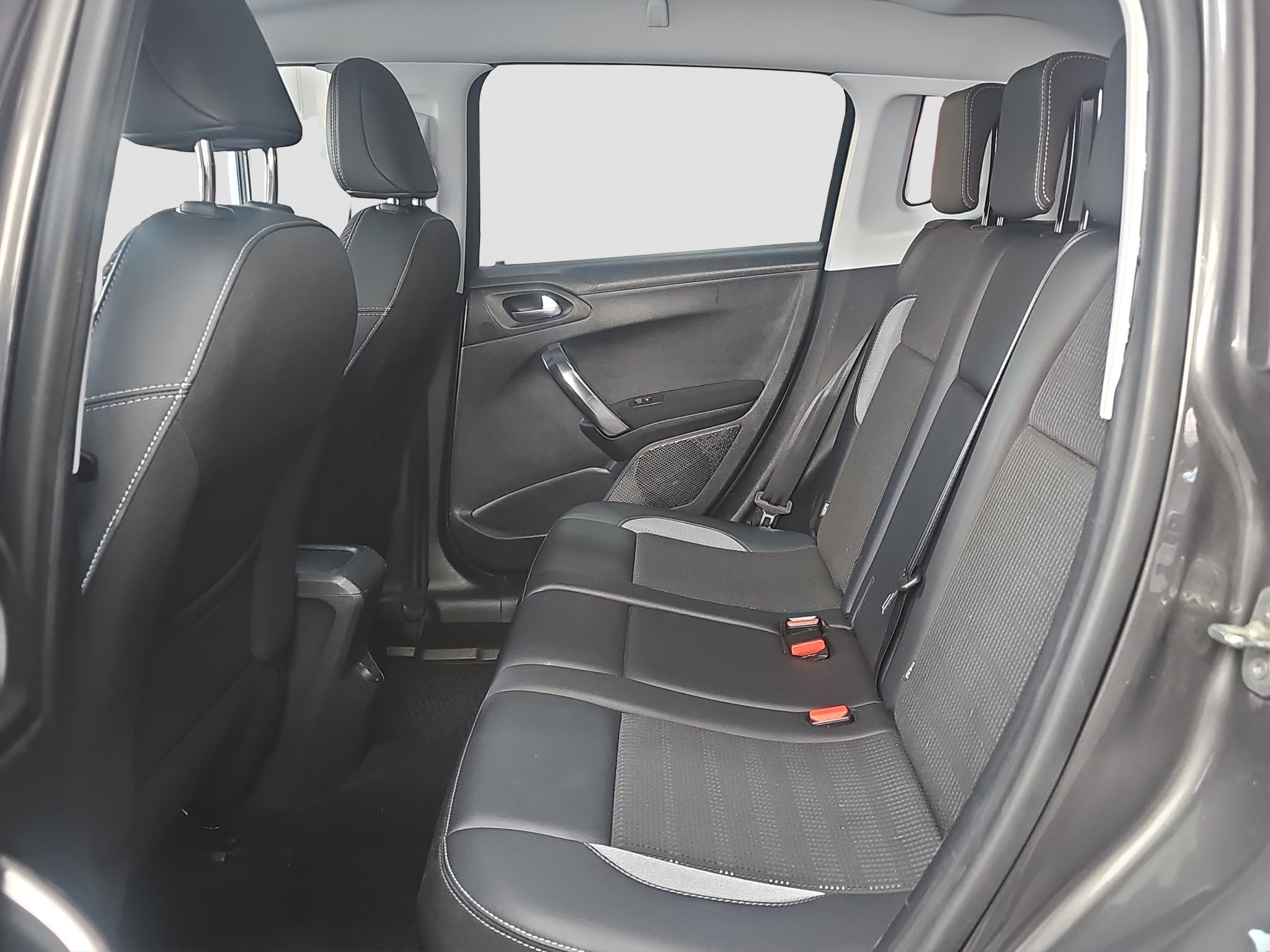 
								Peugeot 2008 AUTO/PANO full									