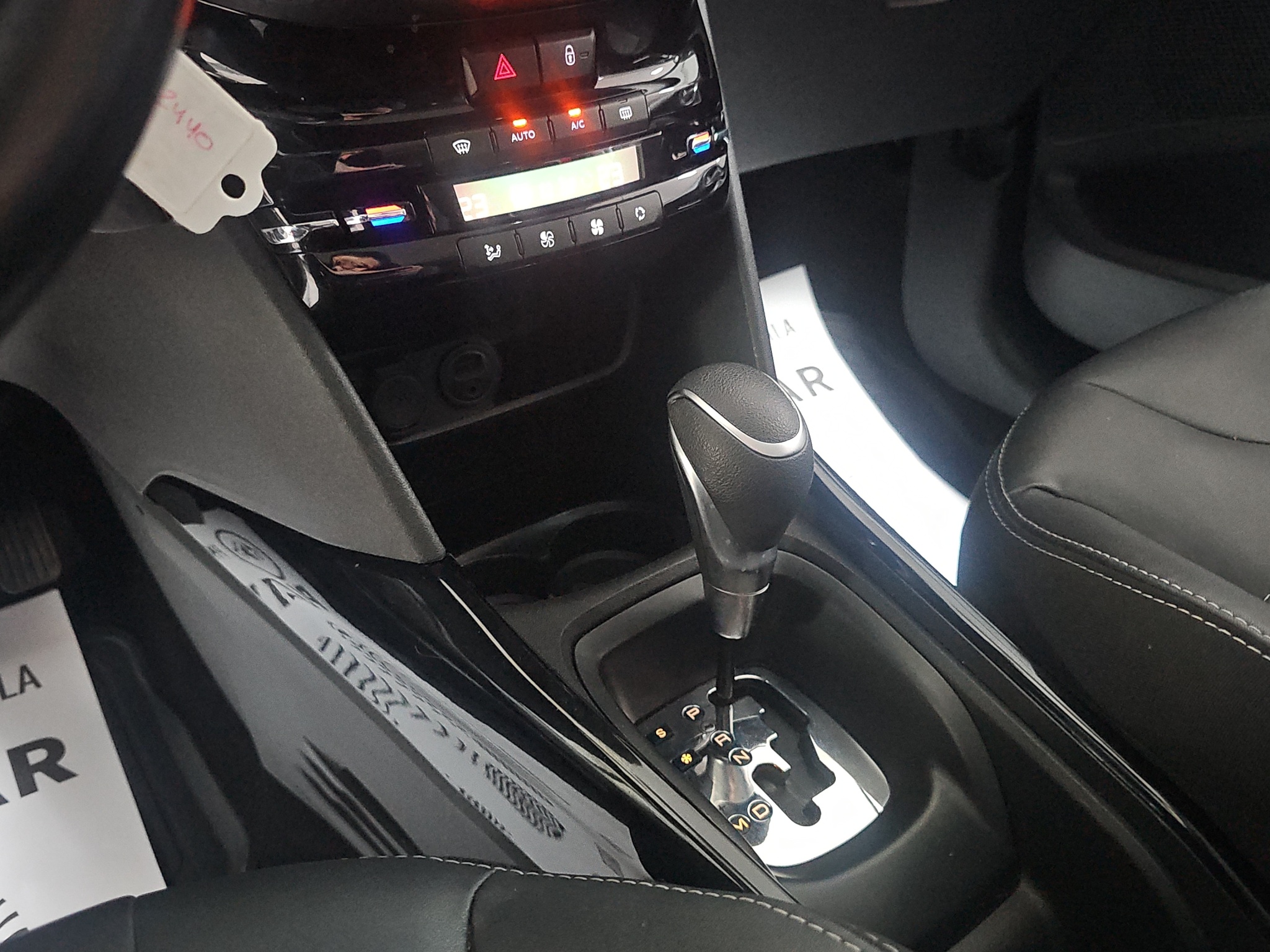 
								Peugeot 2008 AUTO/PANO full									