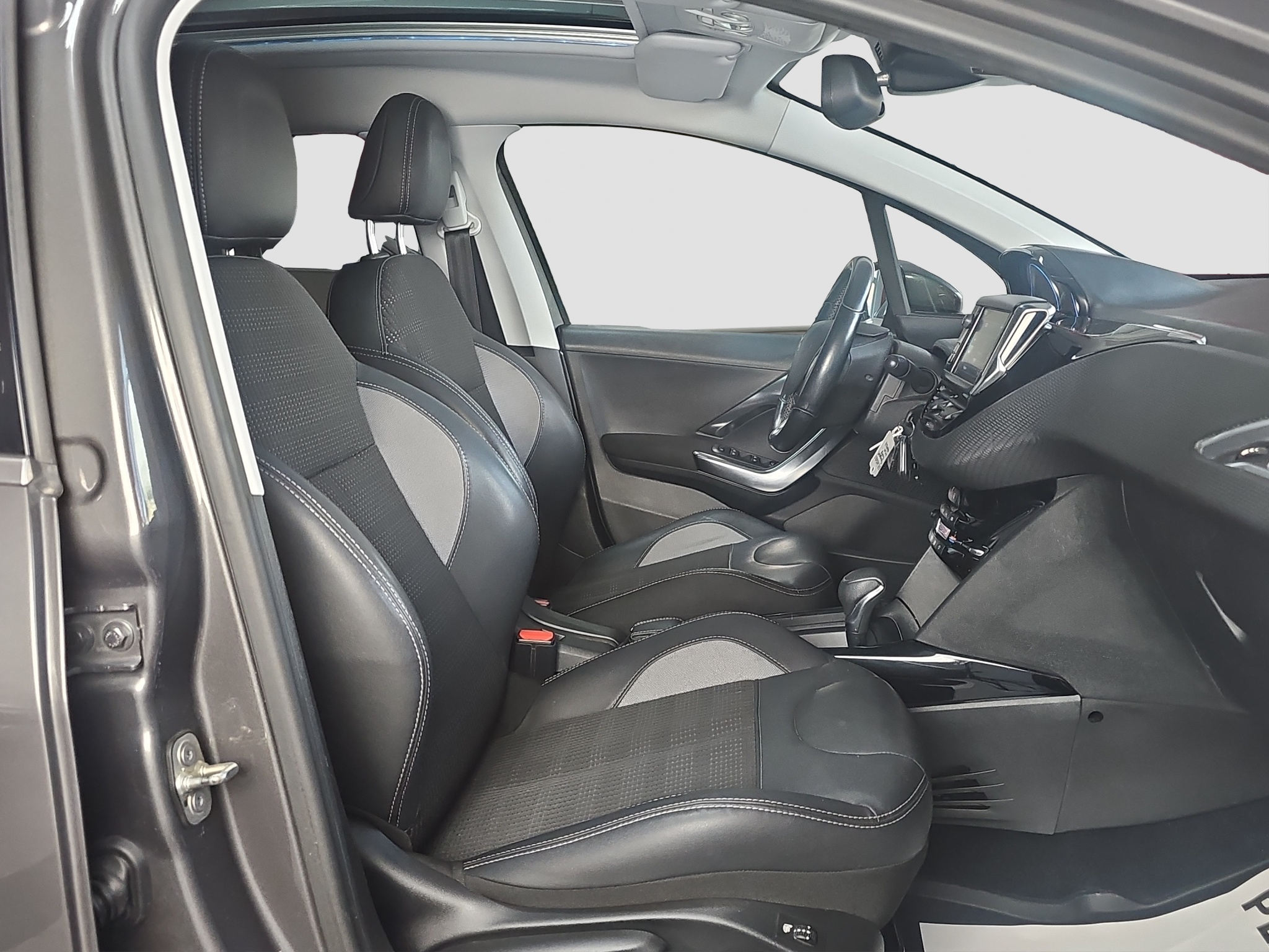 
								Peugeot 2008 AUTO/PANO full									