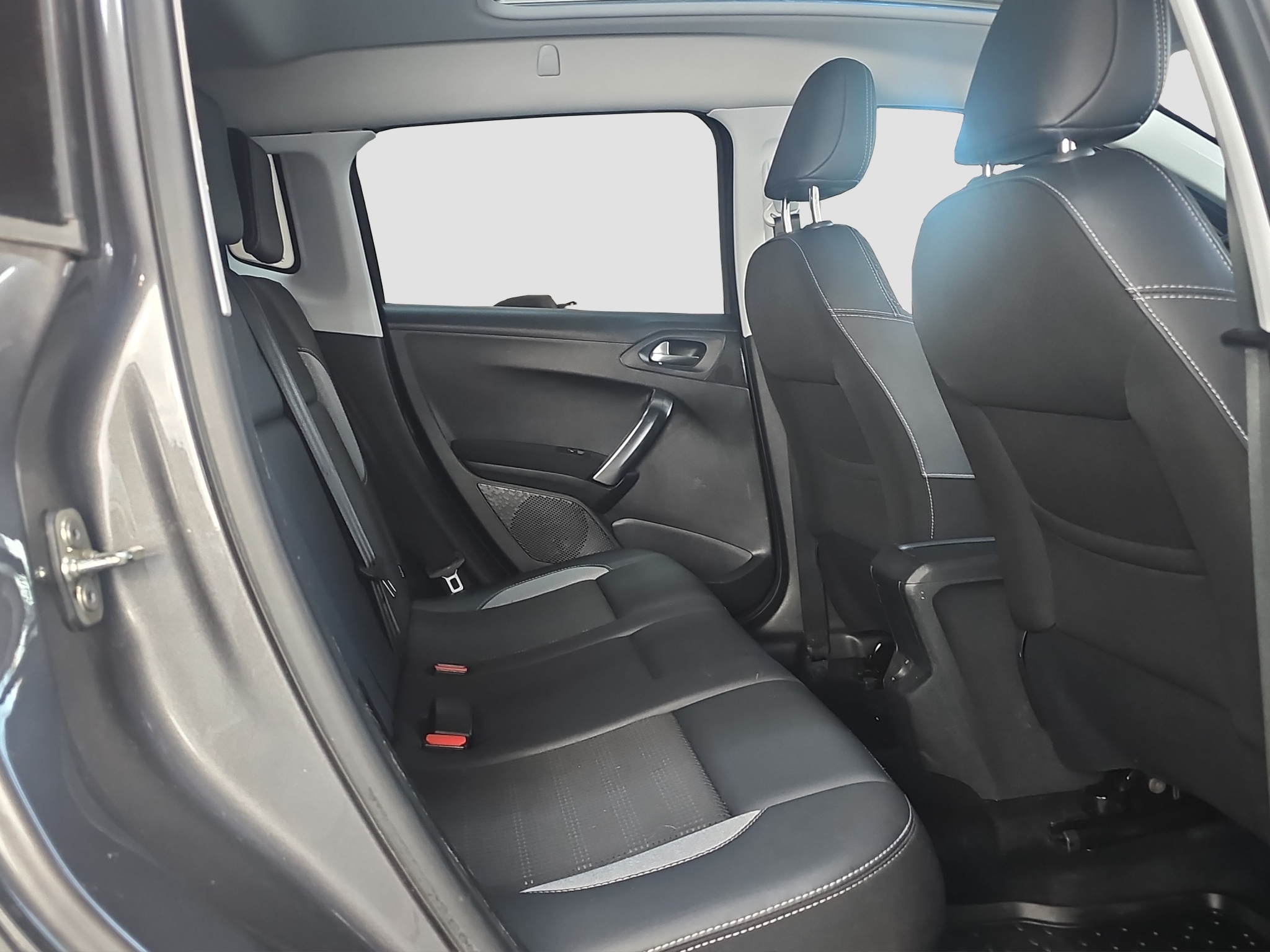 
								Peugeot 2008 AUTO/PANO full									