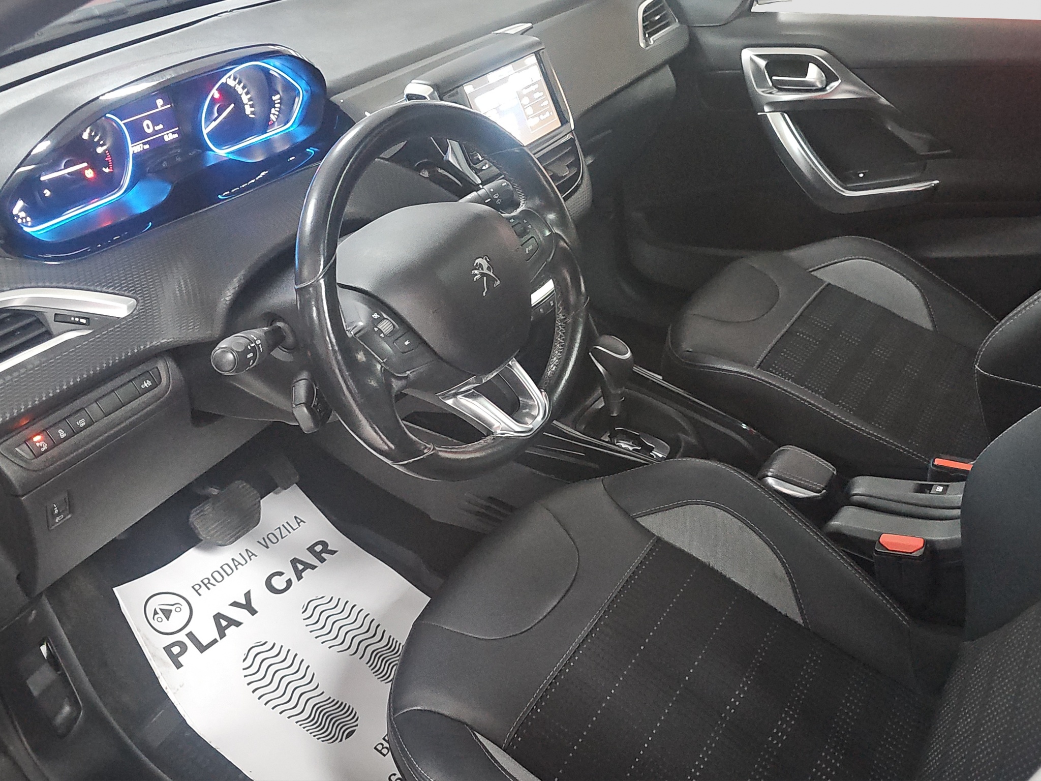 
								Peugeot 2008 AUTO/PANO full									