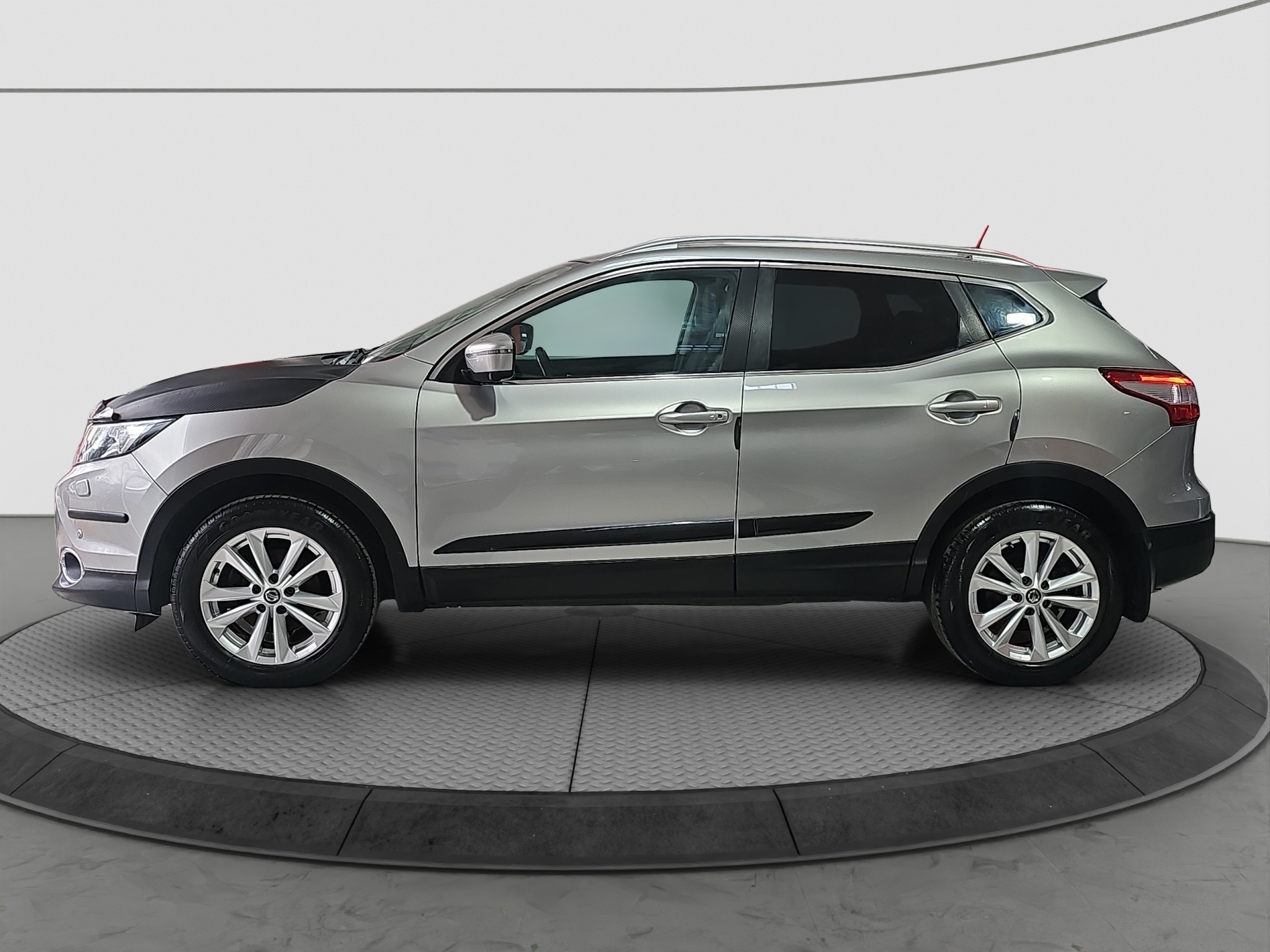 
								Nissan Qashqai TEKNA/T.O.P full									