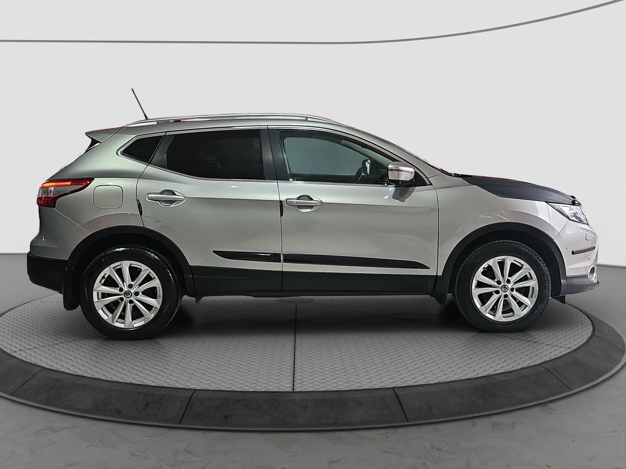 
								Nissan Qashqai TEKNA/T.O.P full									