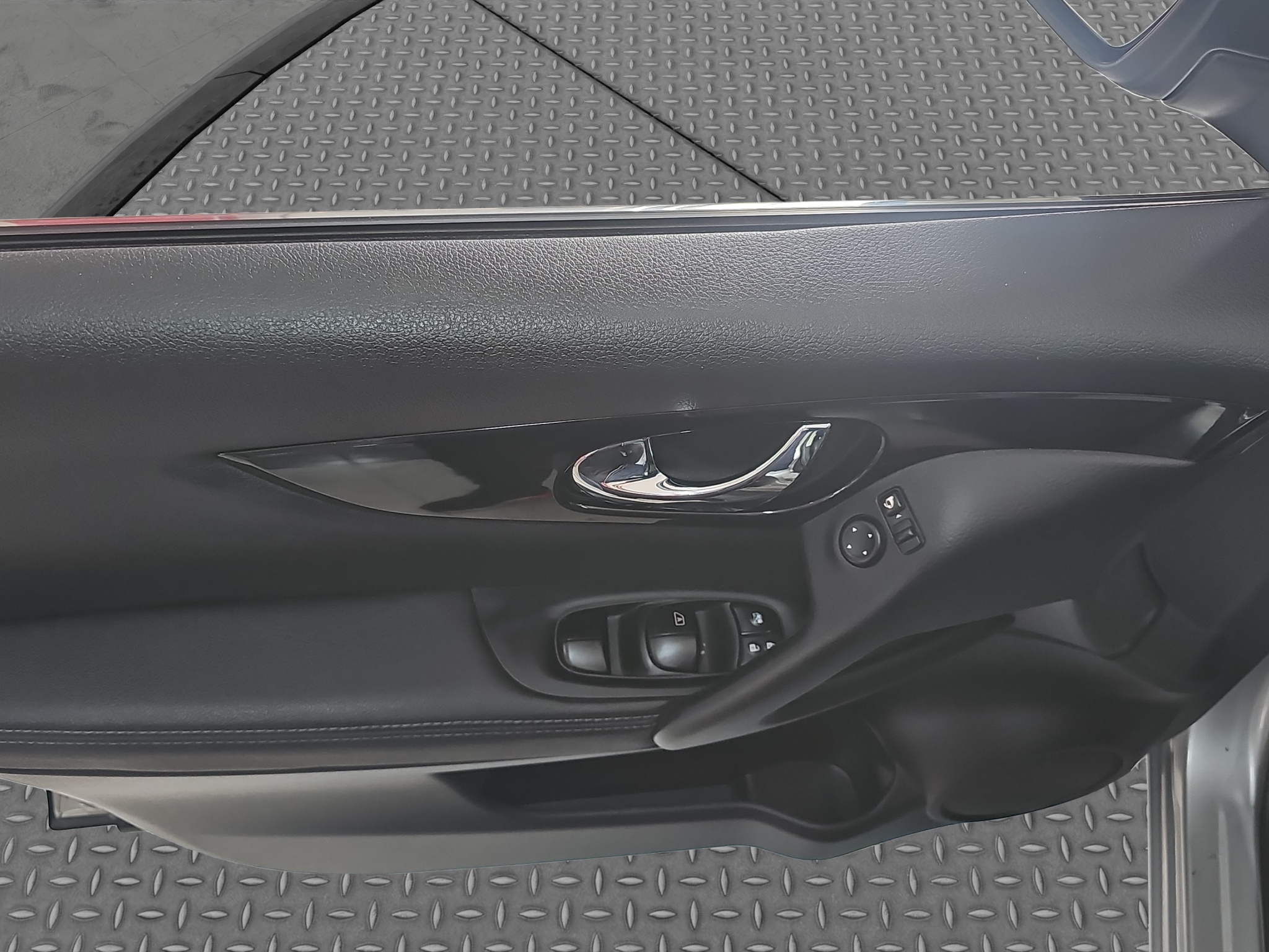 
								Nissan Qashqai TEKNA/T.O.P full									