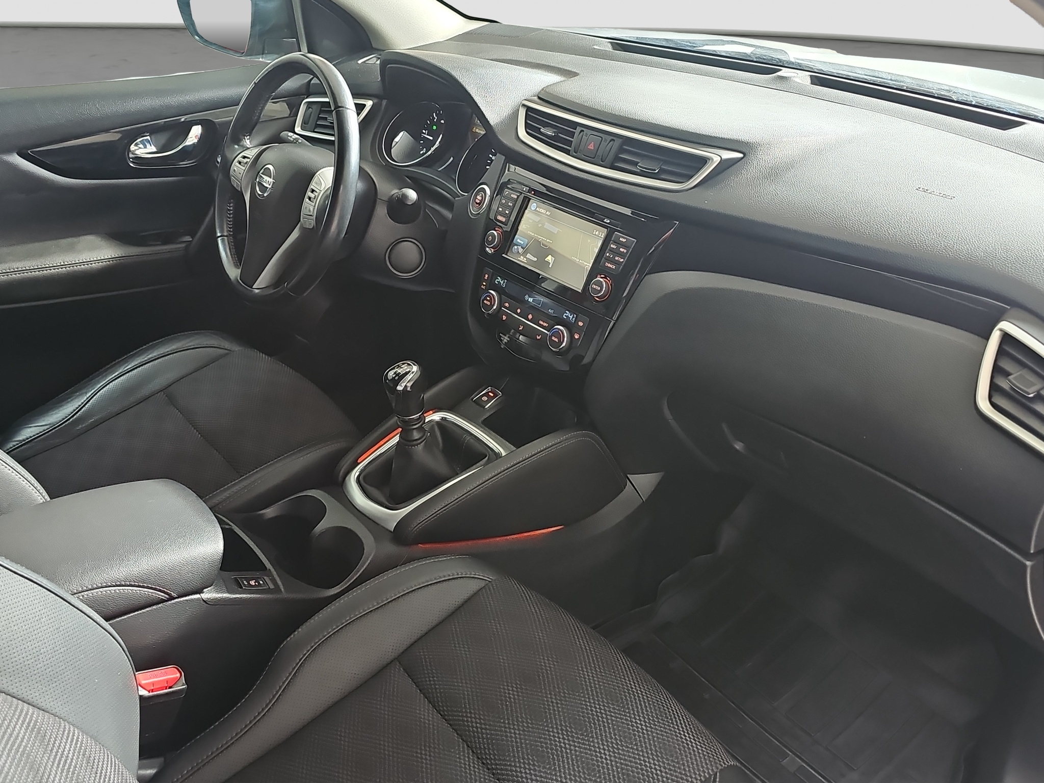 
								Nissan Qashqai TEKNA/T.O.P full									