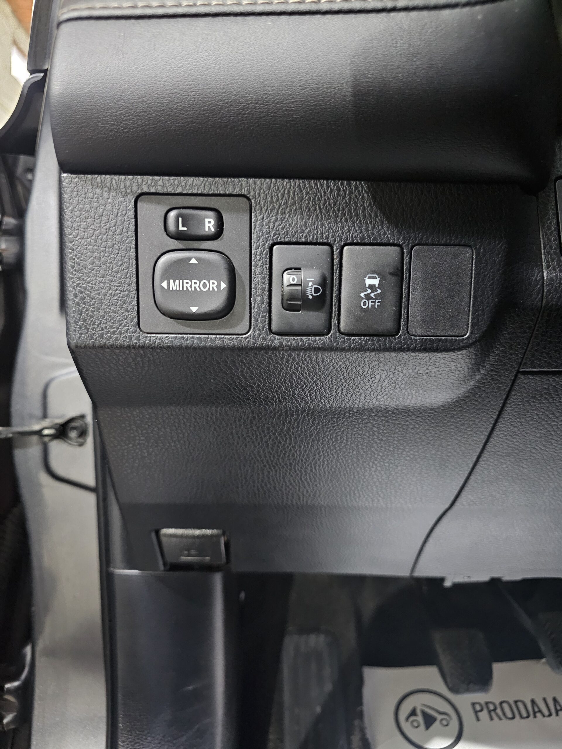 
								Toyota RAV 4 full									