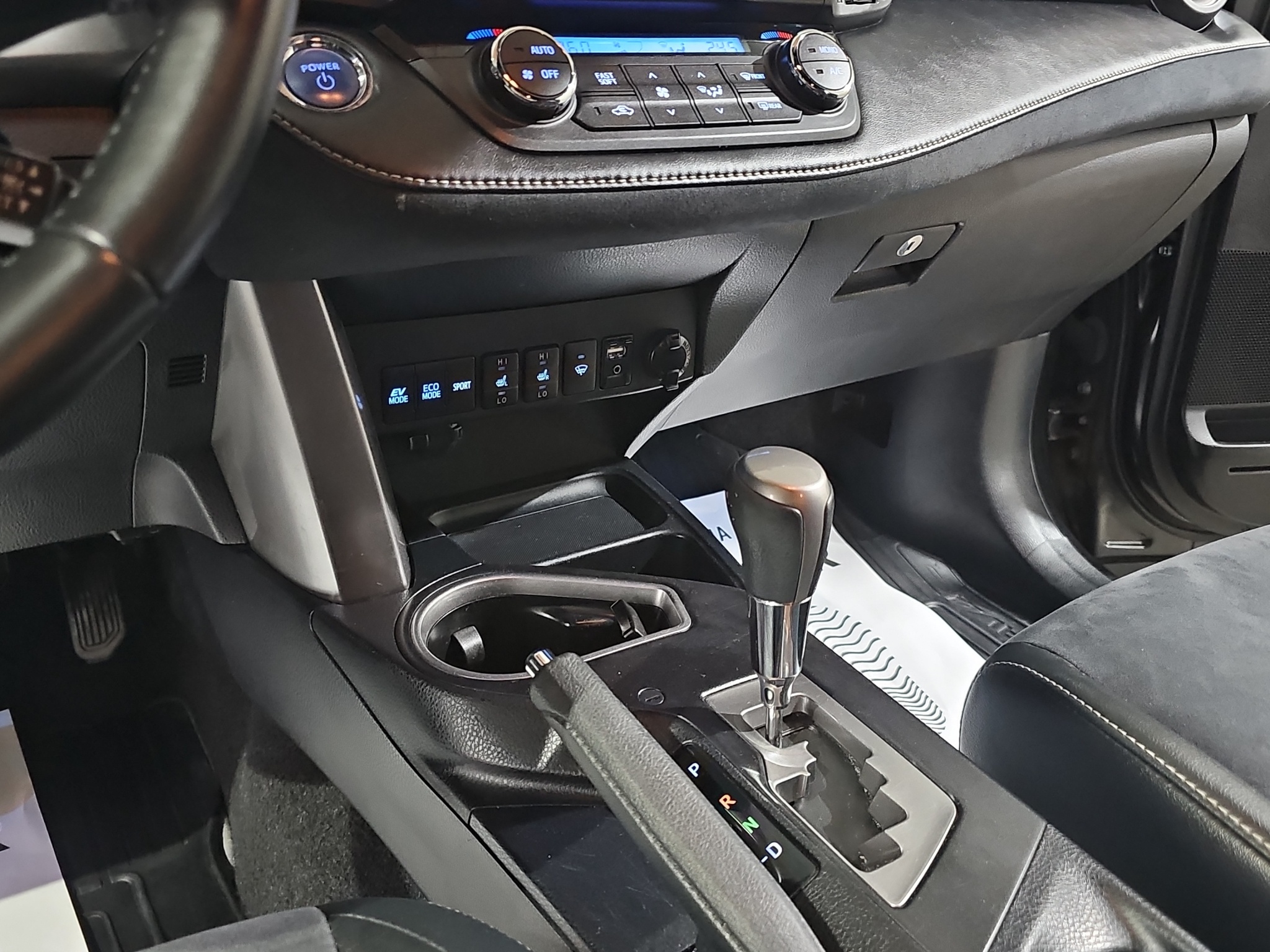 
								Toyota RAV 4 4X4/ODLIČAN/AUTO full									