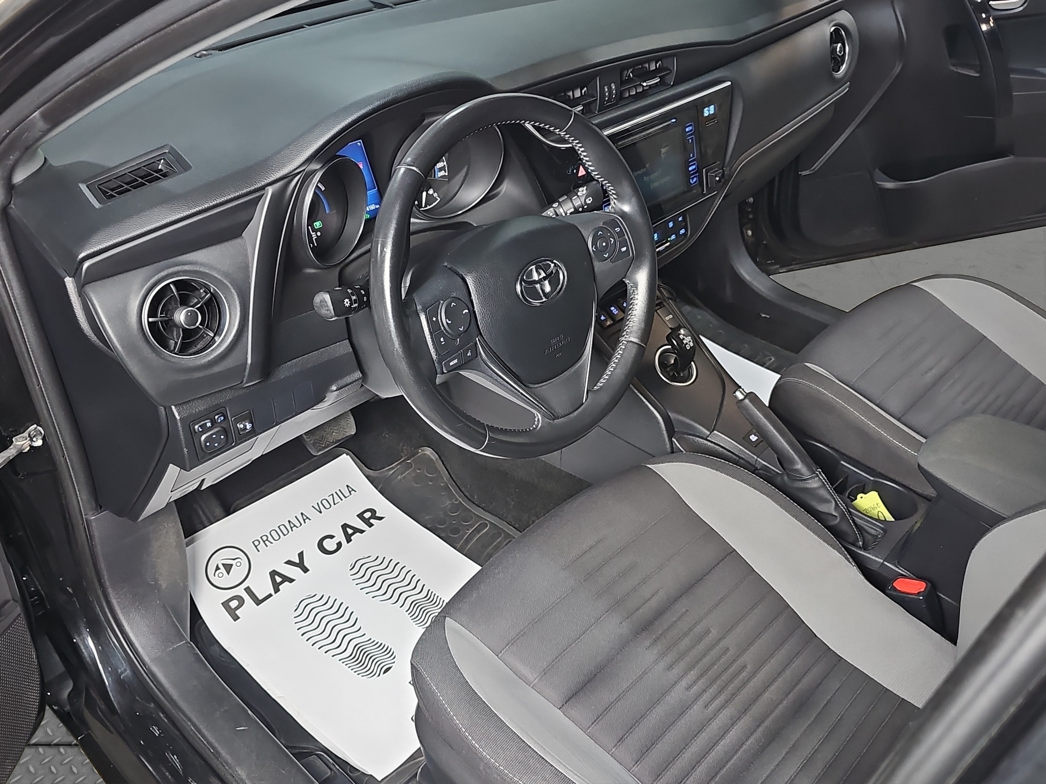 
								Toyota Auris HYBRID/T0P full									