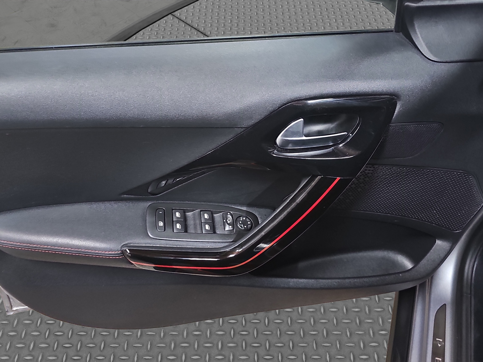 
								Peugeot 2008 GT-line/PANO/AUTOM full									