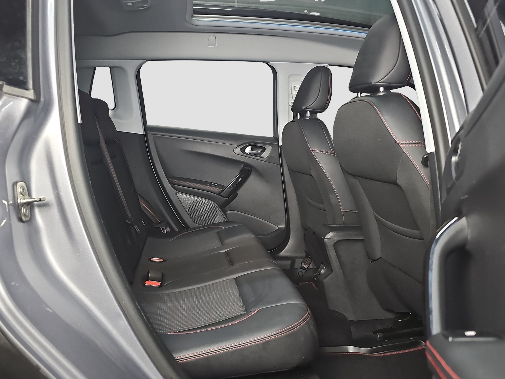 
								Peugeot 2008 GT-line/PANO/AUTOM full									