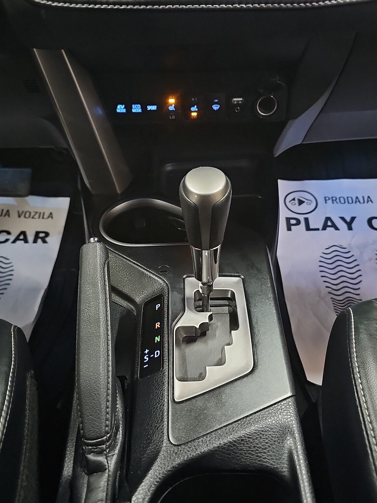 
								Toyota RAV 4 4X4/ODLIČAN/AUTO full									